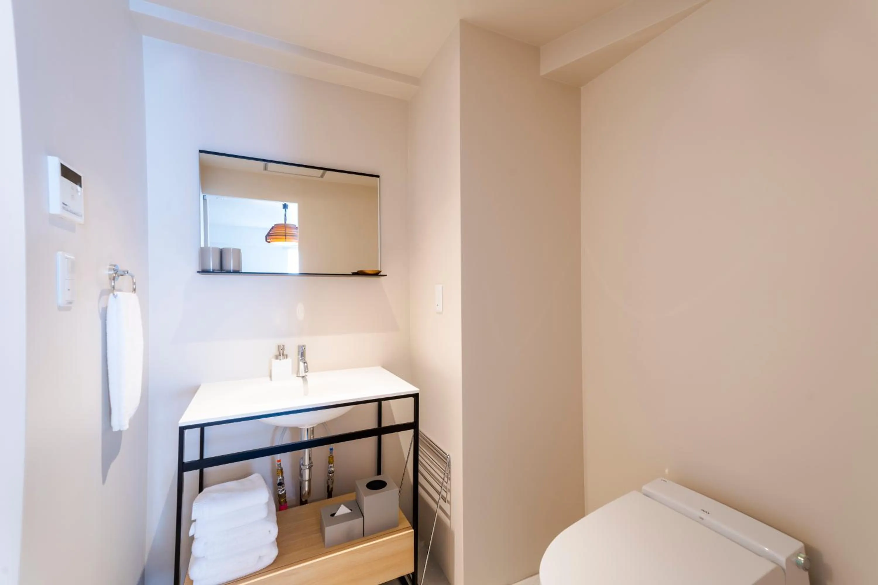 Toilet, Bed in HOTEL PETIT SUITE SOGENJI ISHIMON