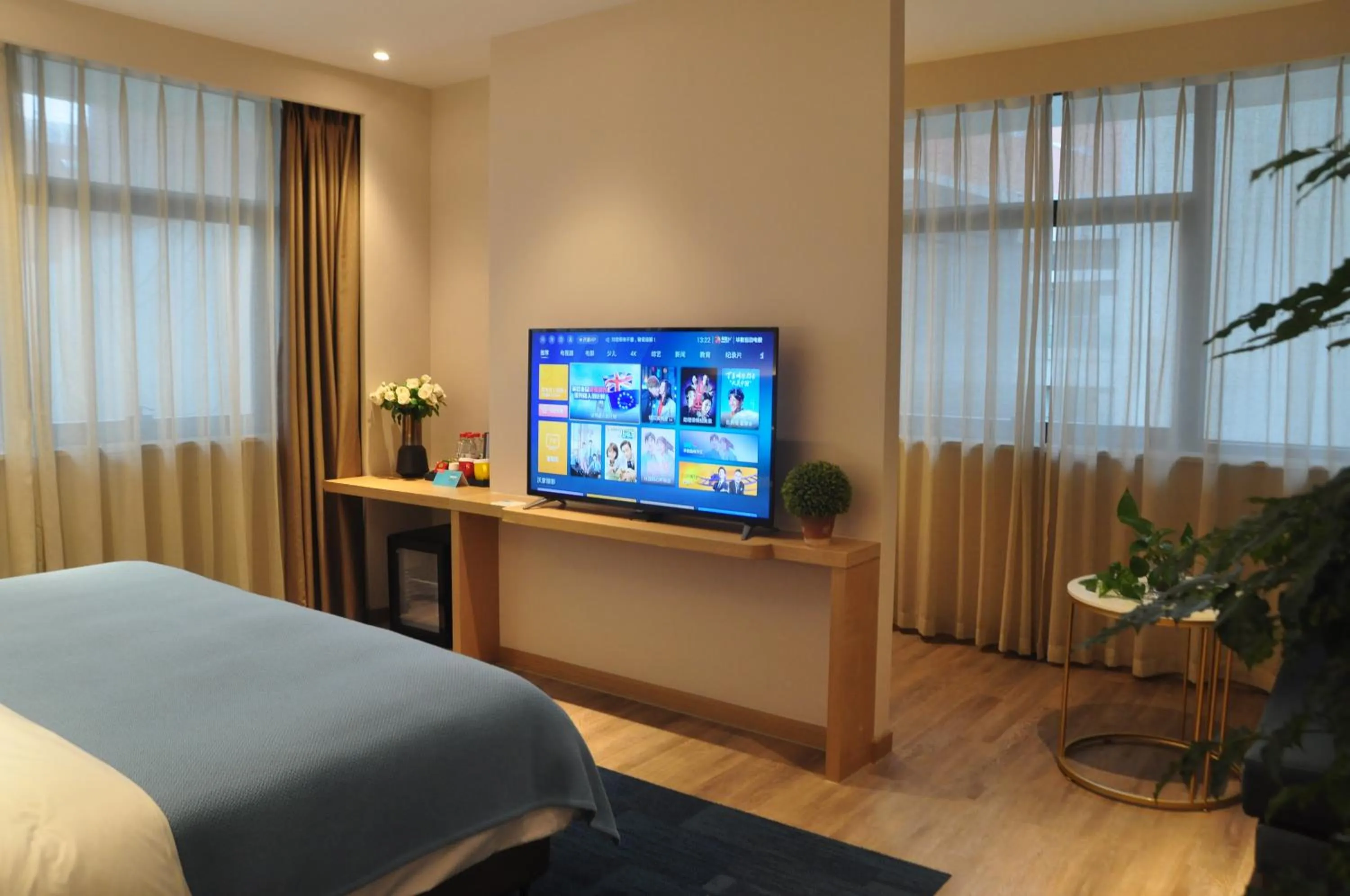 Communal lounge/ TV room, Bed in Hangzhou Upper Inn