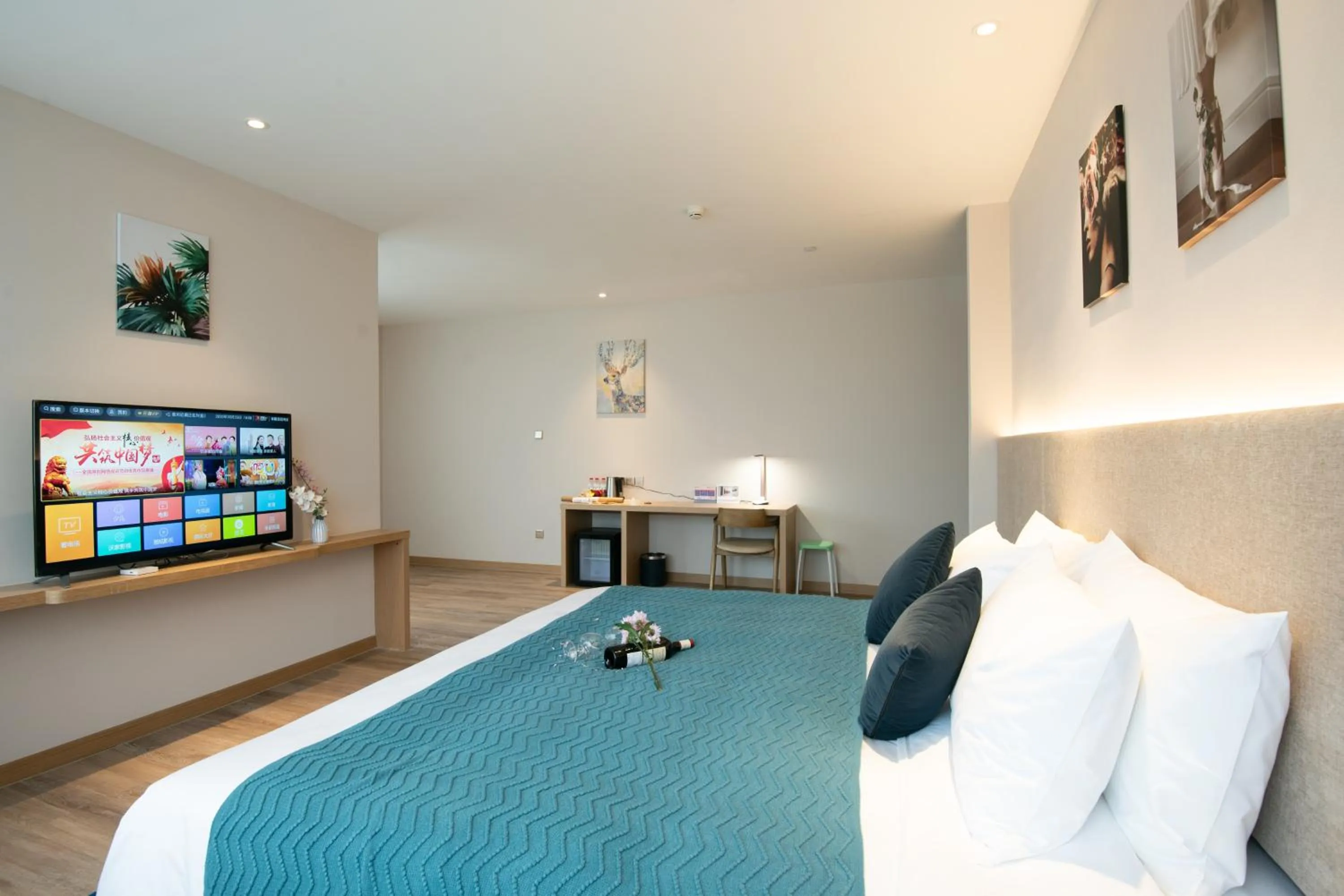 Photo of the whole room, Bed in Hangzhou Upper Inn