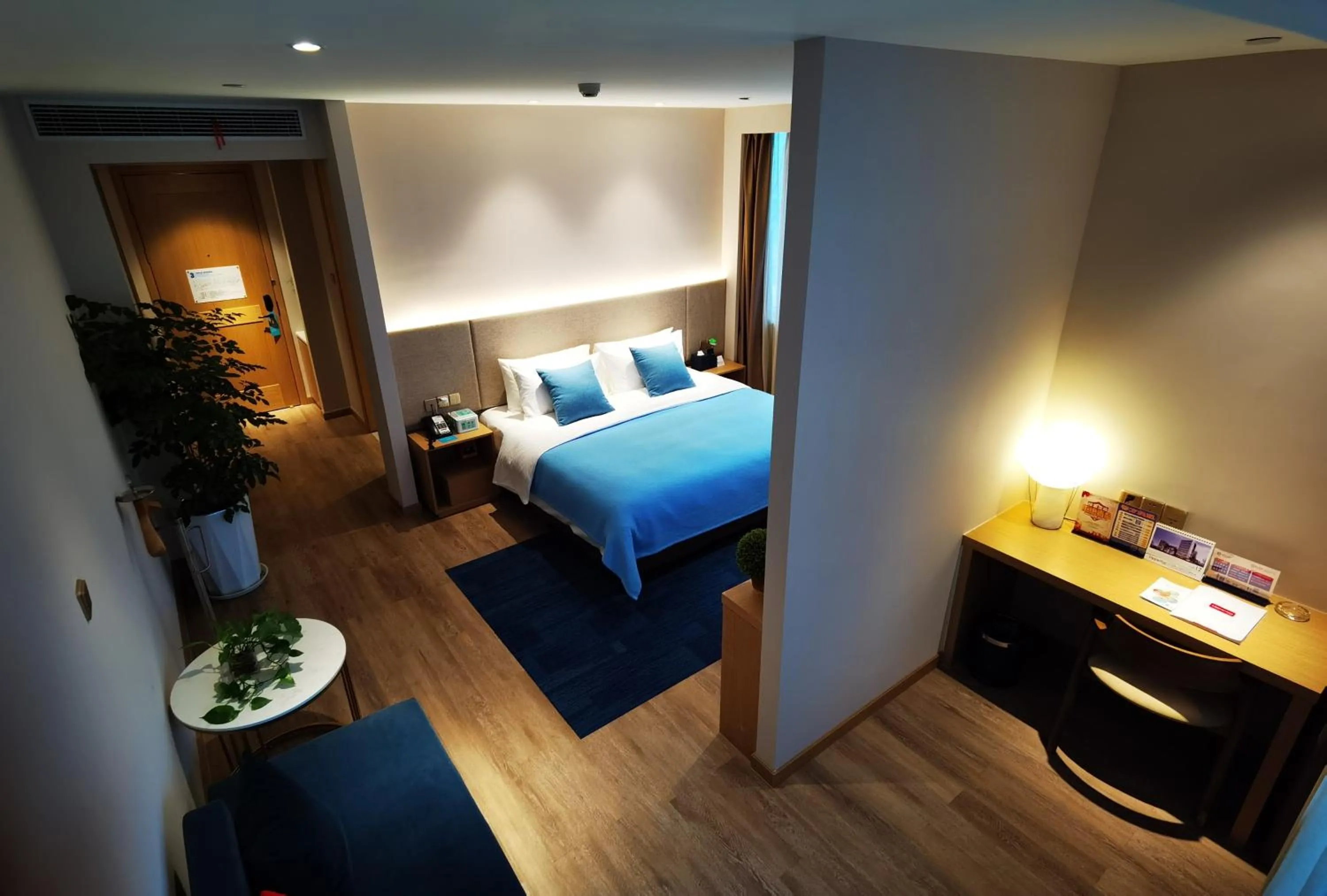 Photo of the whole room, Bed in Hangzhou Upper Inn