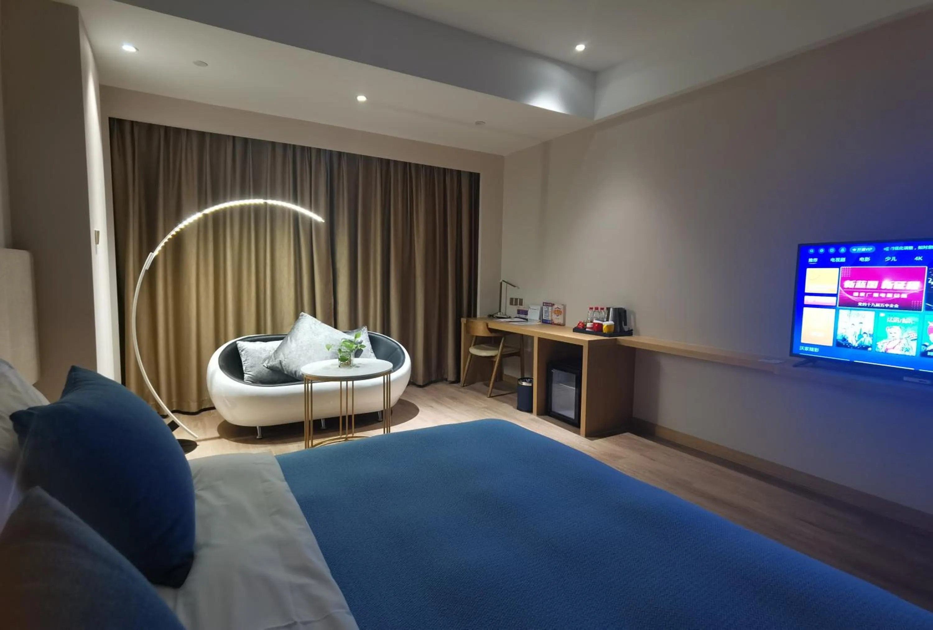 Communal lounge/ TV room, Bed in Hangzhou Upper Inn