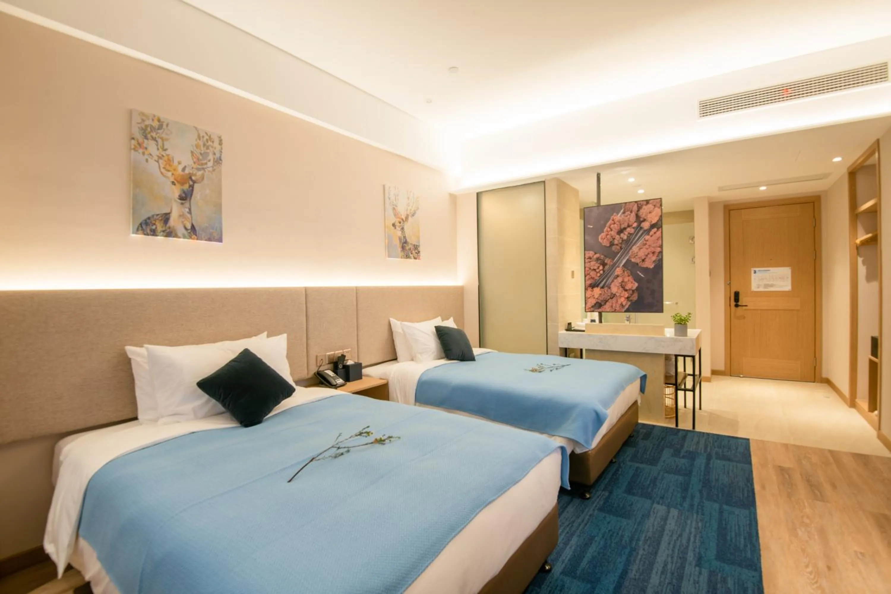 Photo of the whole room, Bed in Hangzhou Upper Inn