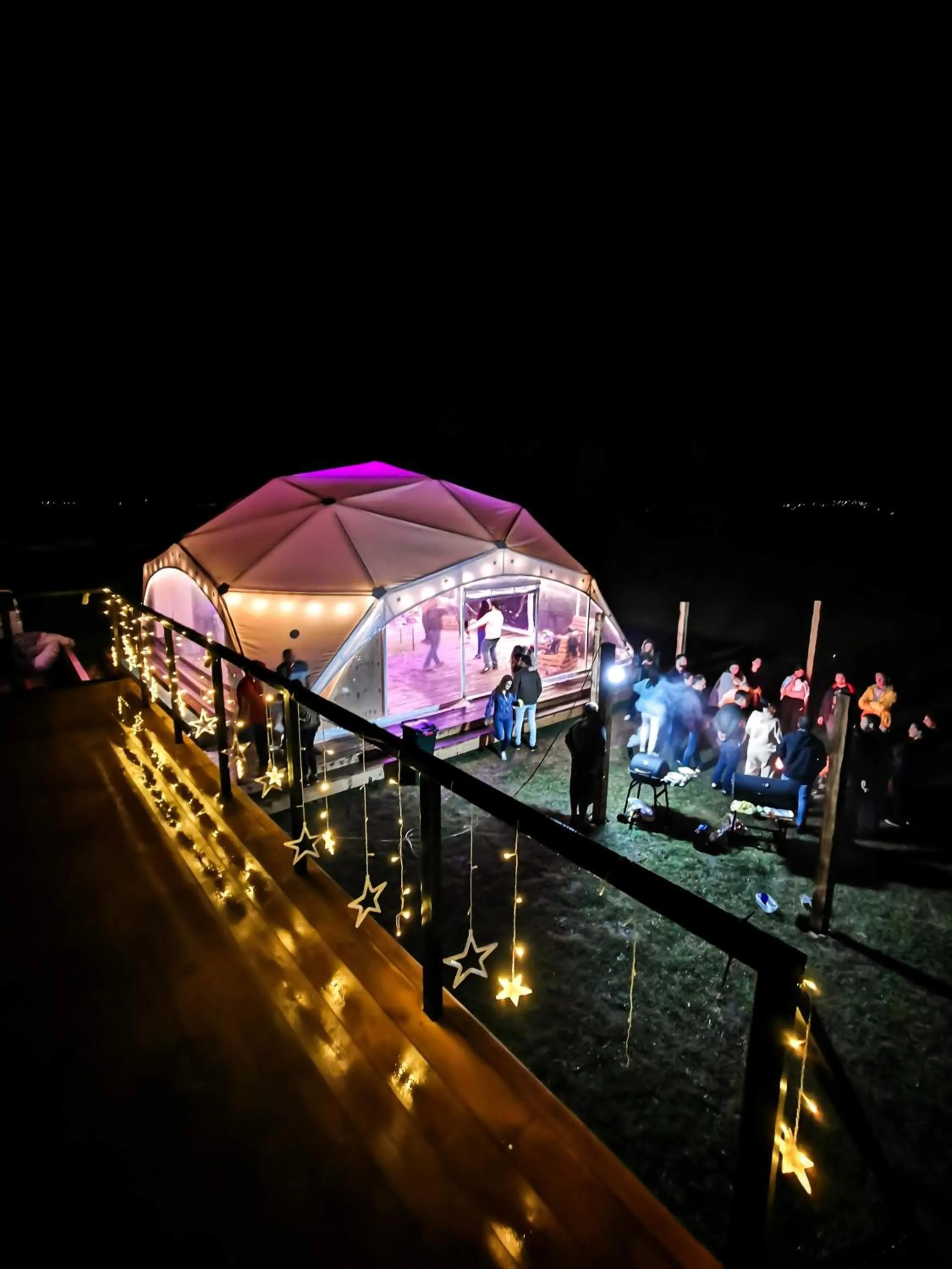 Restaurant/places to eat in Jewelberry Glamping Hotel Tbilisi