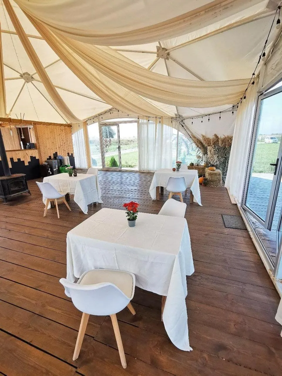 Restaurant/Places to Eat in Jewelberry Glamping Hotel Tbilisi