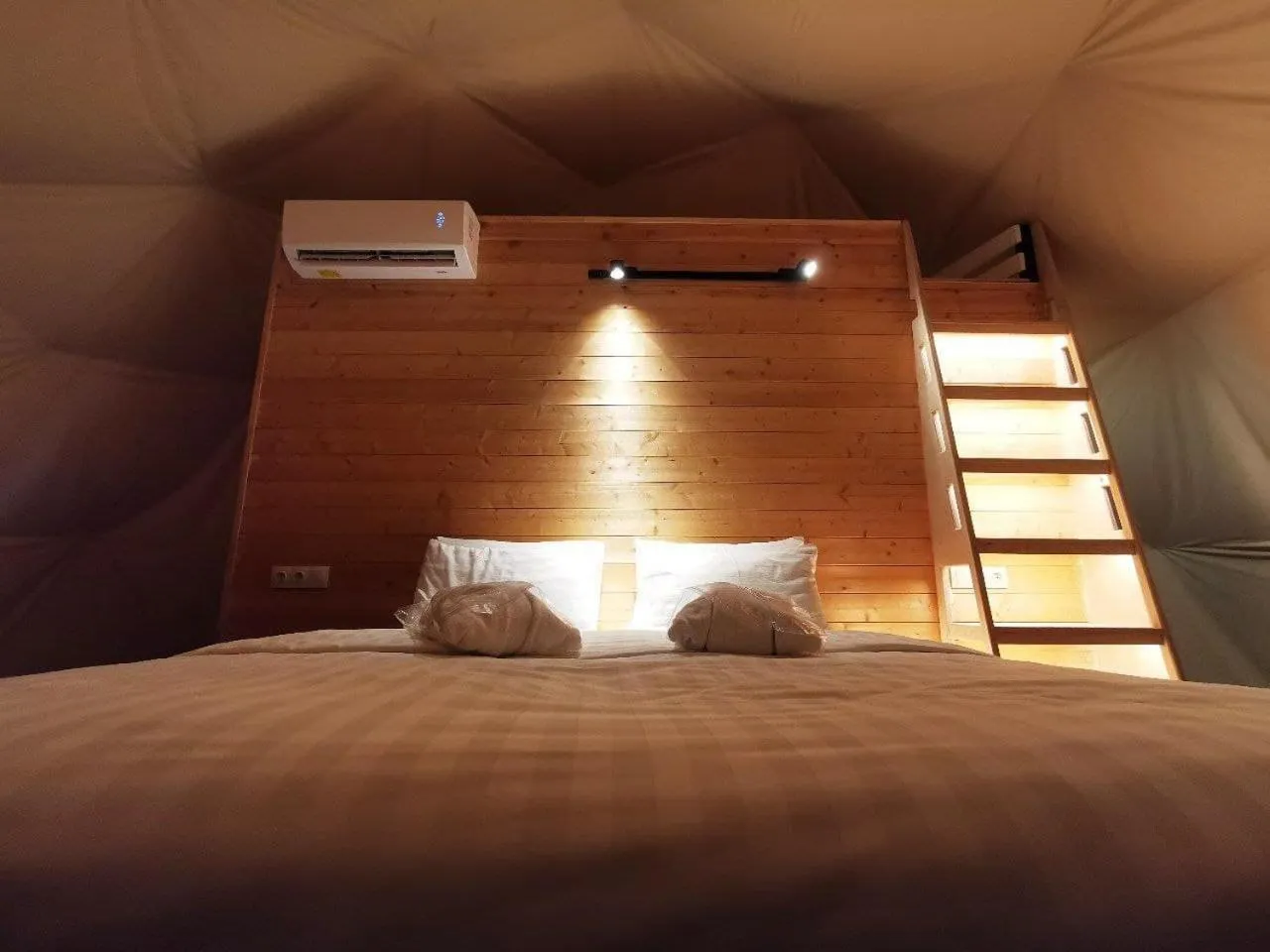 Bed in Jewelberry Glamping Hotel Tbilisi