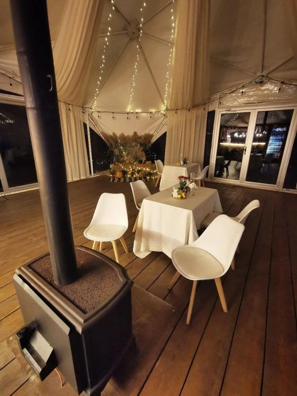 Restaurant/Places to Eat in Jewelberry Glamping Hotel Tbilisi