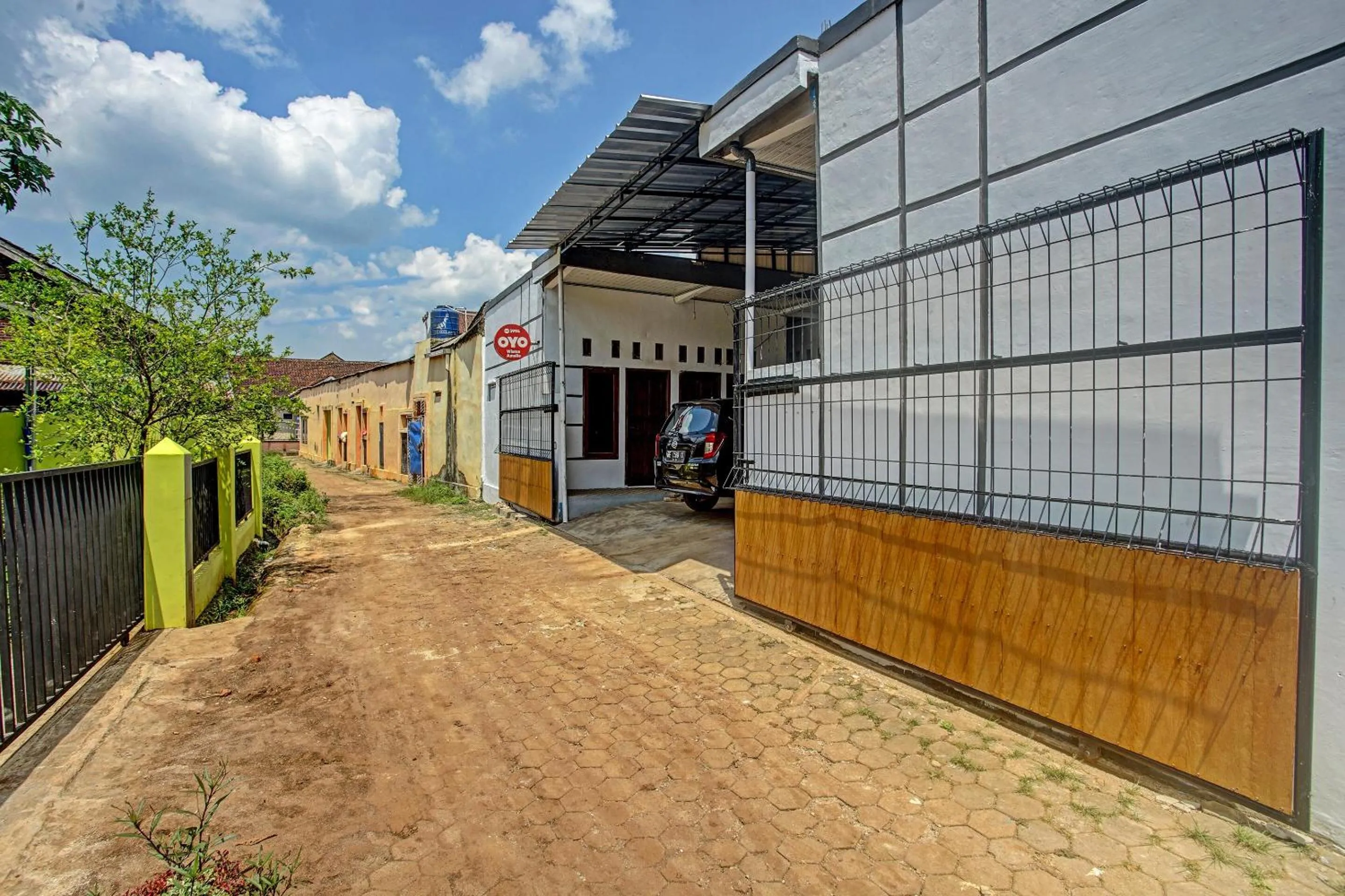 Facade/entrance in OYO 3994 Wisma Amalia