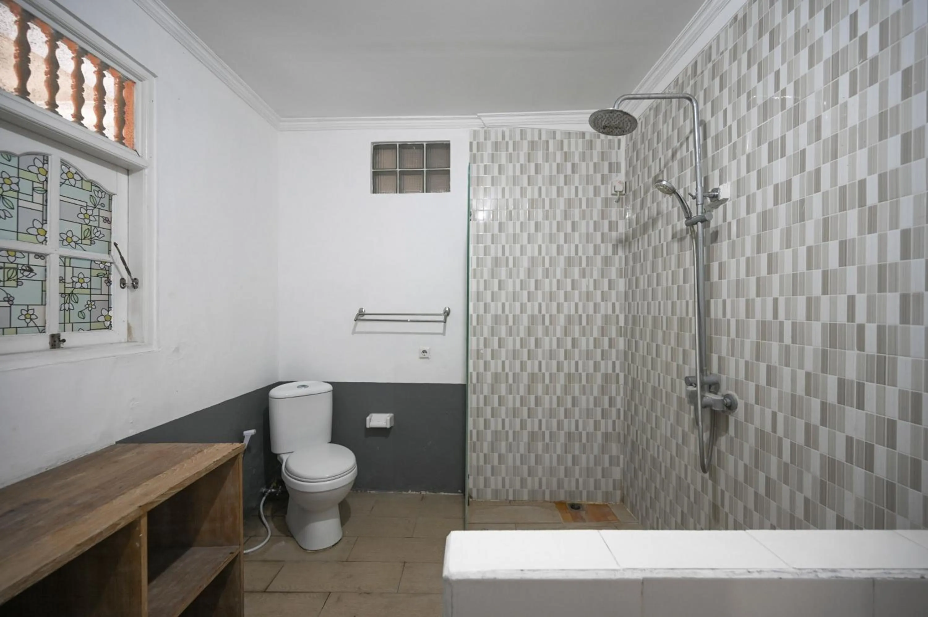 Bathroom in Ceria Guesthouse Seminyak Mitra RedDoorz