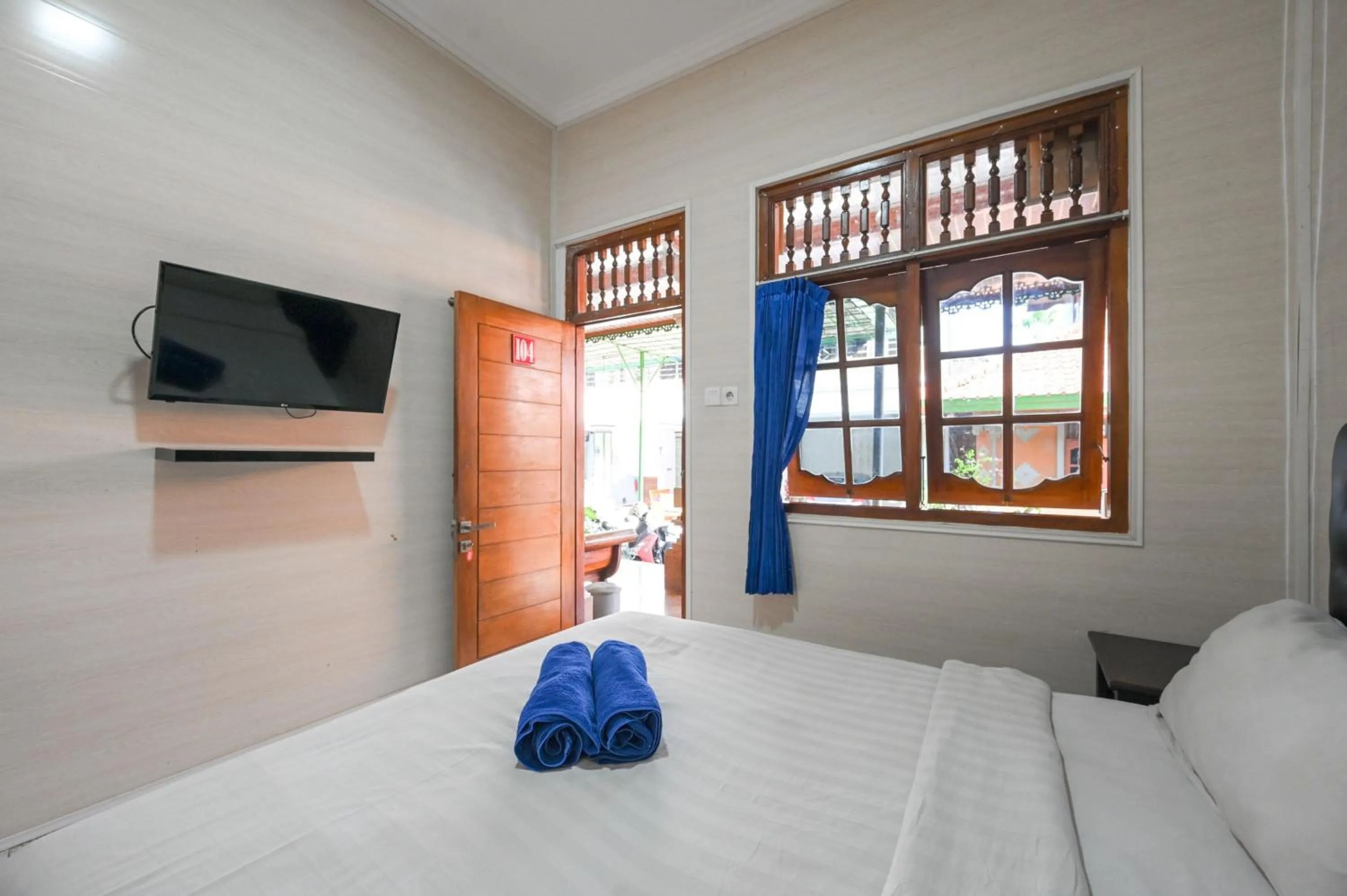 Bedroom, Bed in Ceria Guesthouse Seminyak Mitra RedDoorz