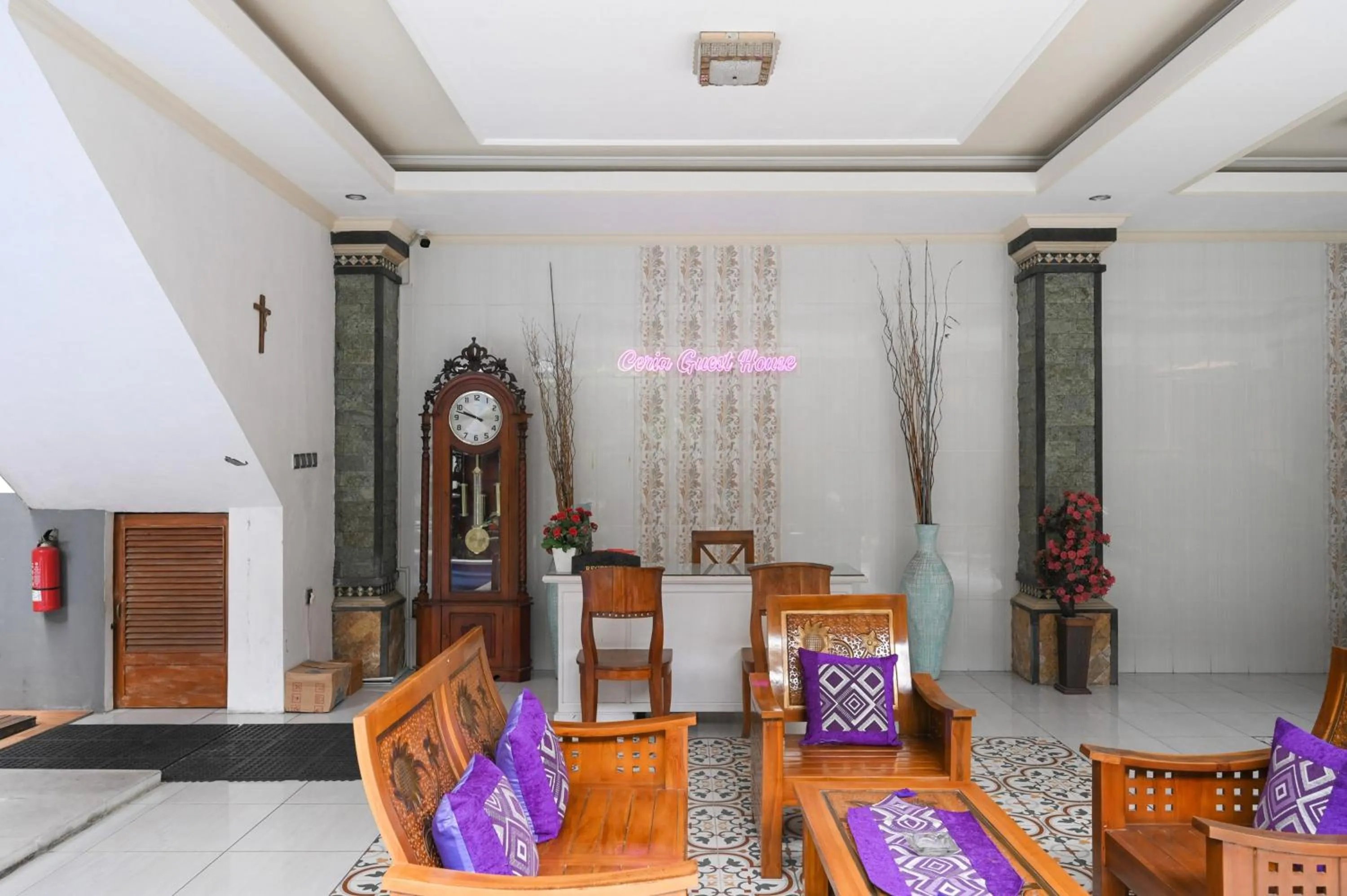 Seating area in Ceria Guesthouse Seminyak Mitra RedDoorz