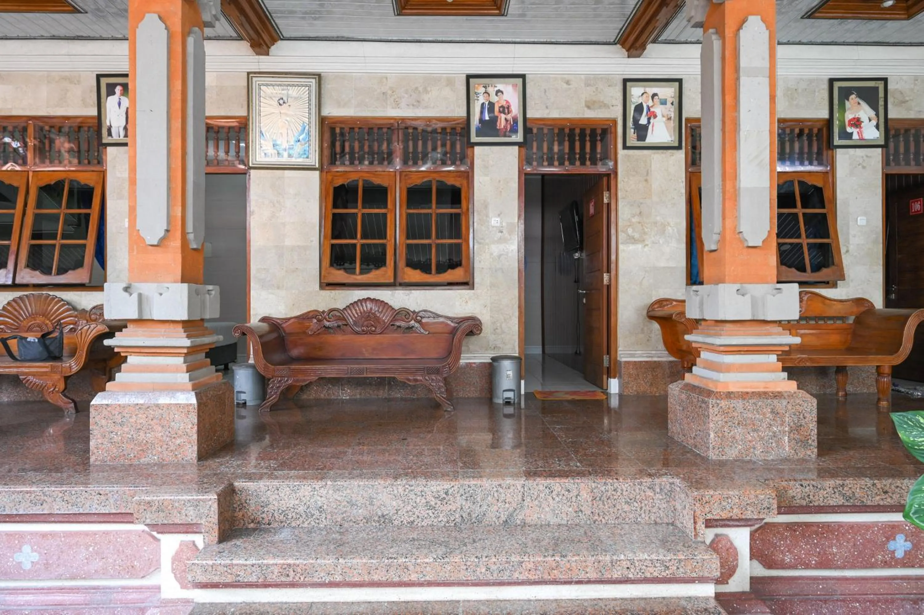 Seating area in Ceria Guesthouse Seminyak Mitra RedDoorz