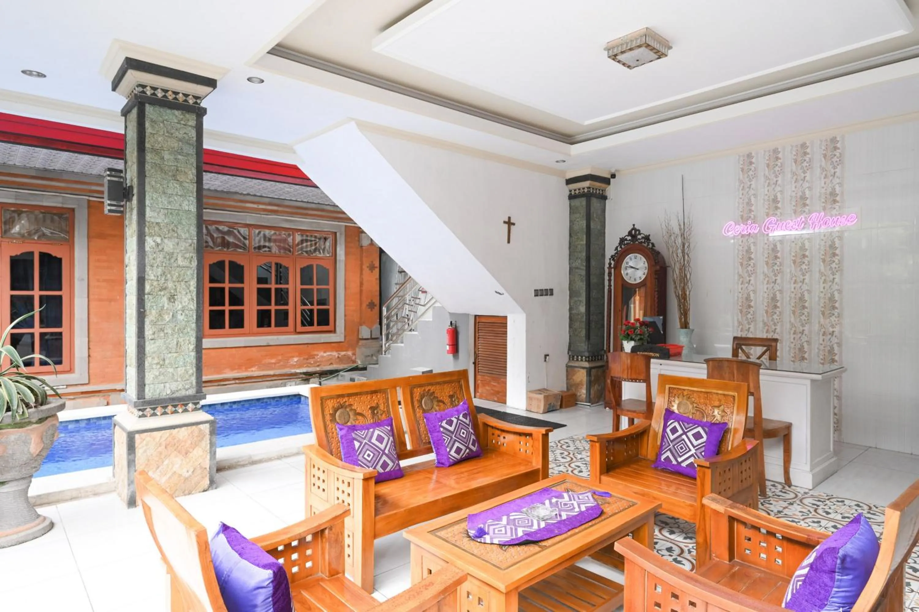 Seating area in Ceria Guesthouse Seminyak Mitra RedDoorz