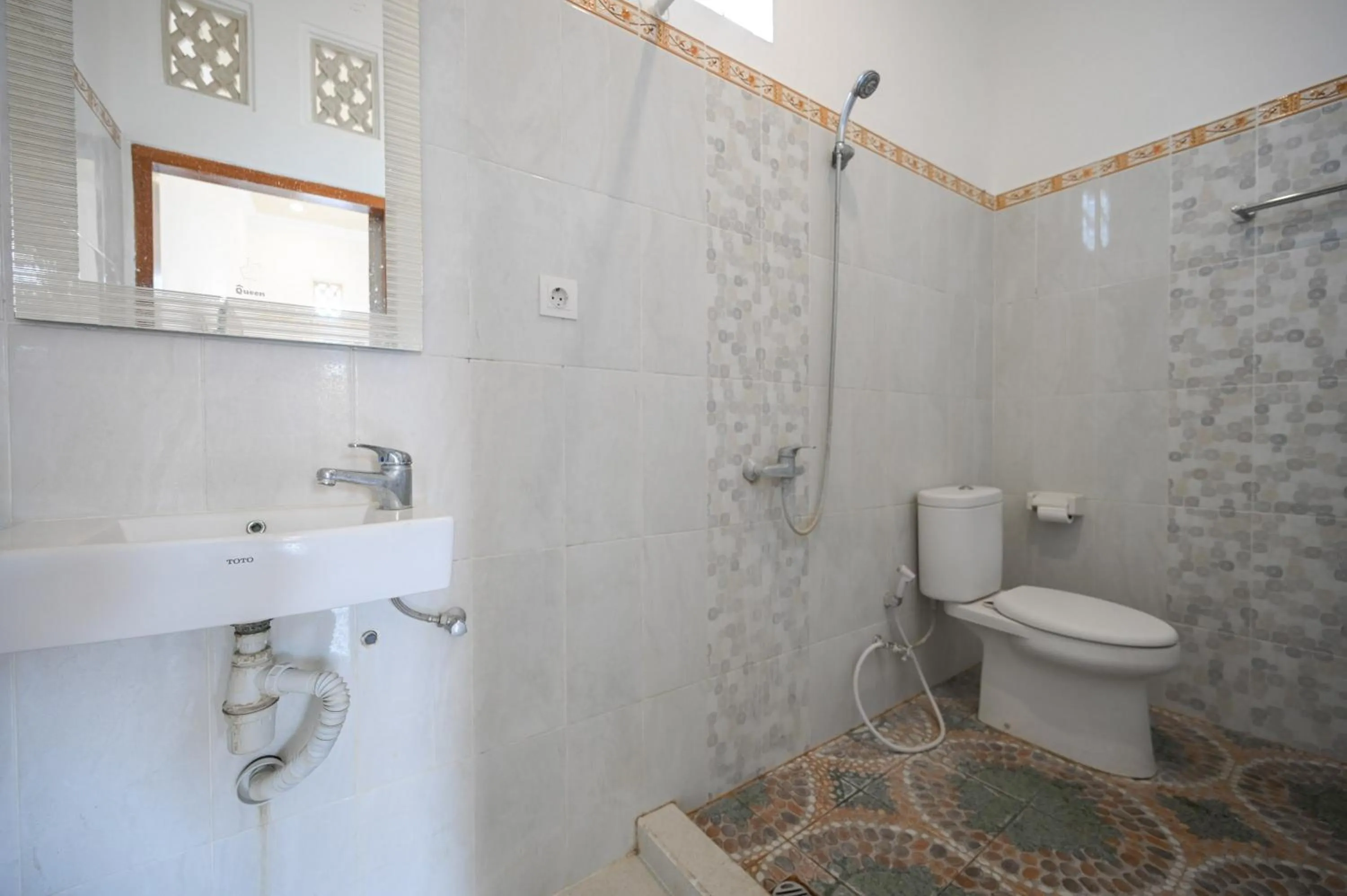 Bathroom in Ceria Guesthouse Seminyak Mitra RedDoorz