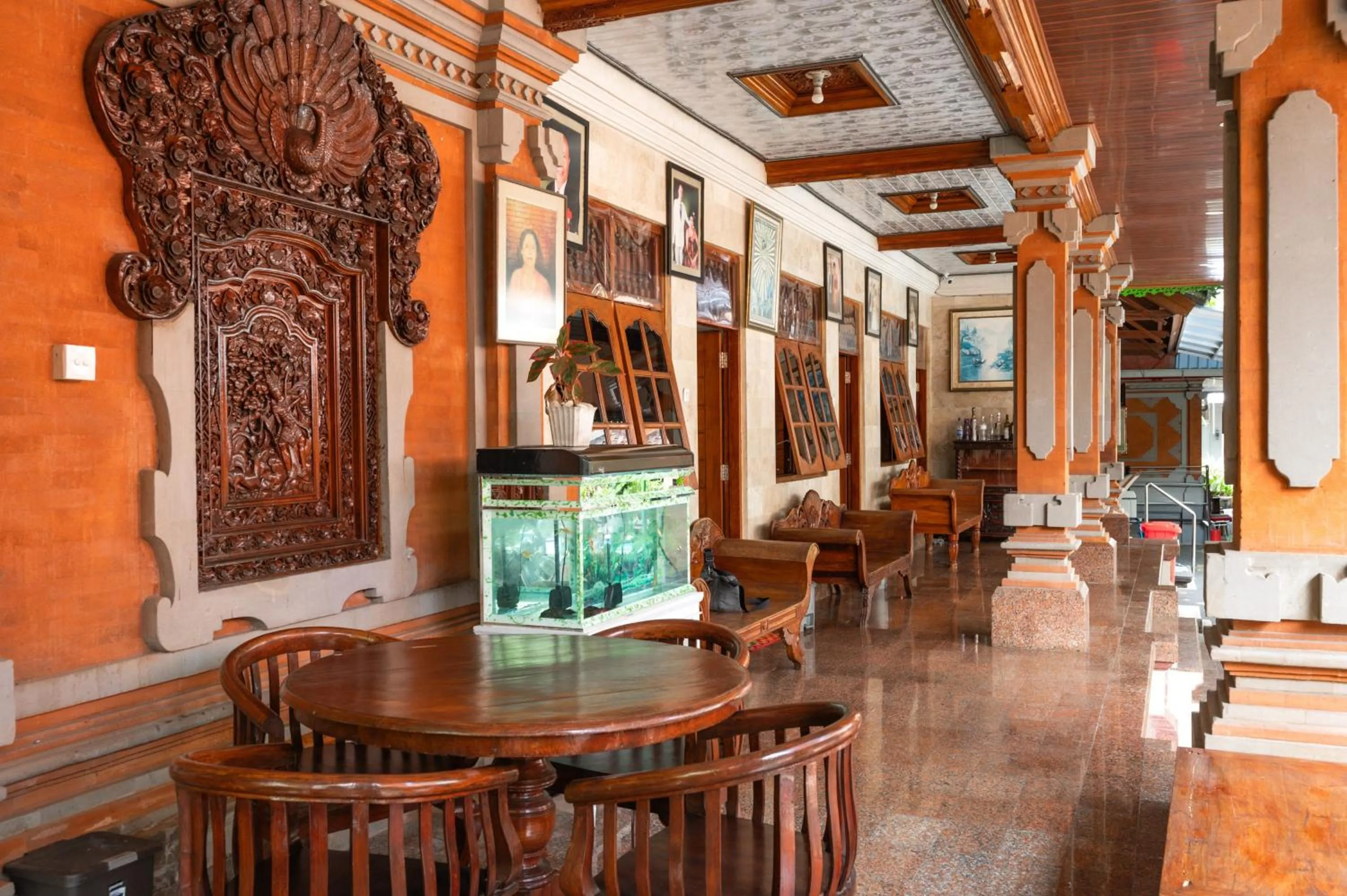 Seating area in Ceria Guesthouse Seminyak Mitra RedDoorz