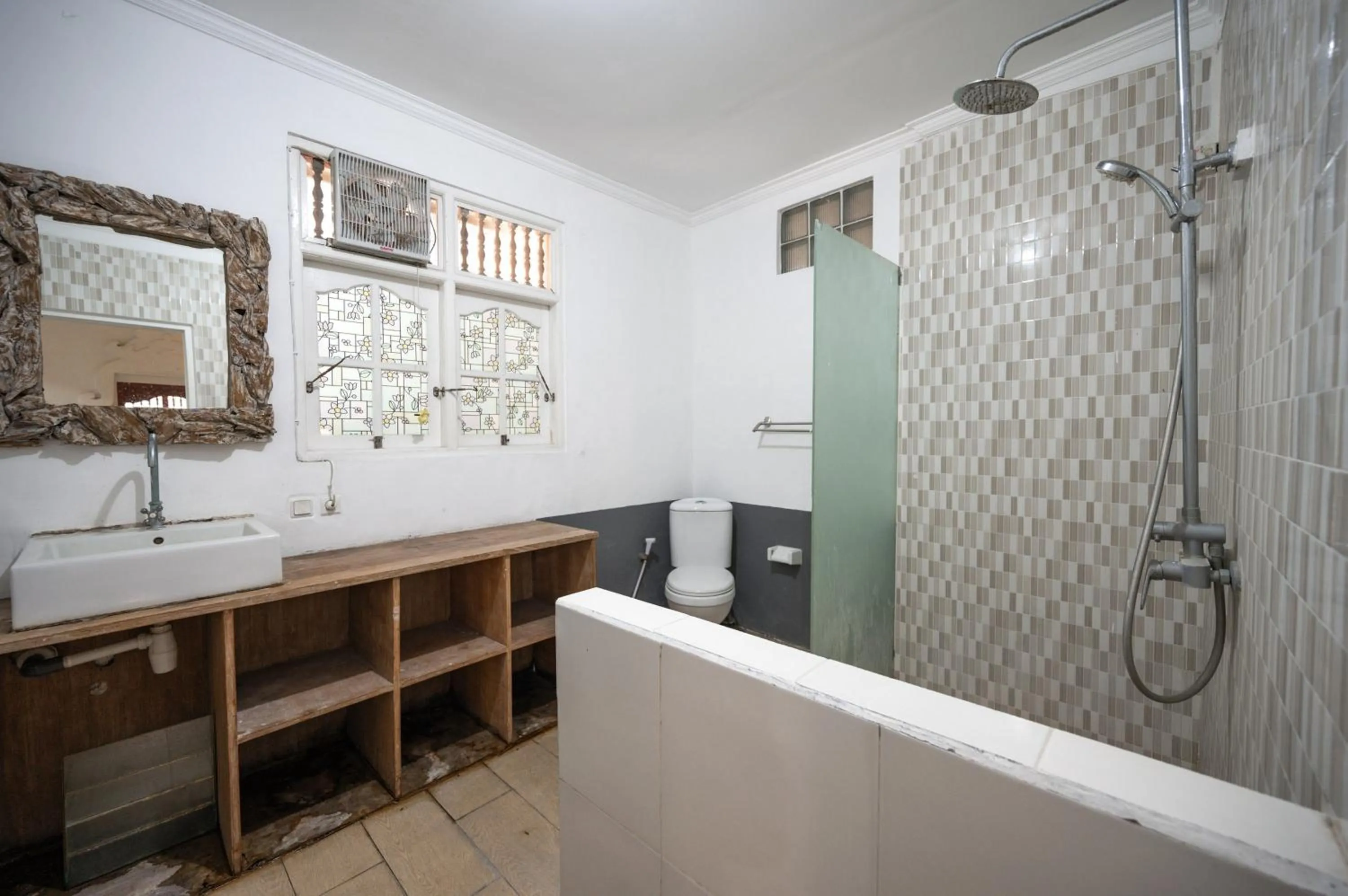 Bathroom in Ceria Guesthouse Seminyak Mitra RedDoorz