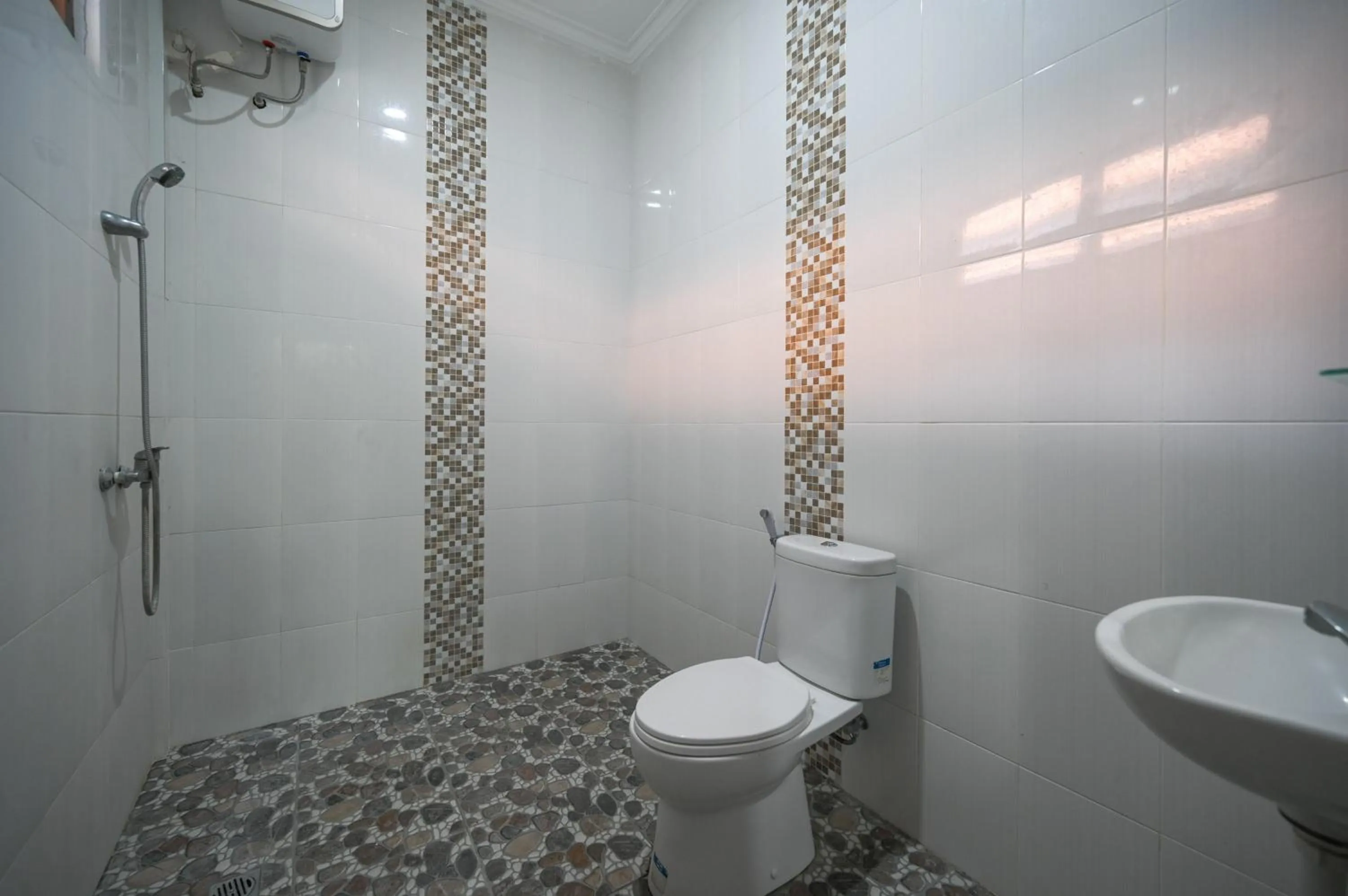 Bathroom in Ceria Guesthouse Seminyak Mitra RedDoorz