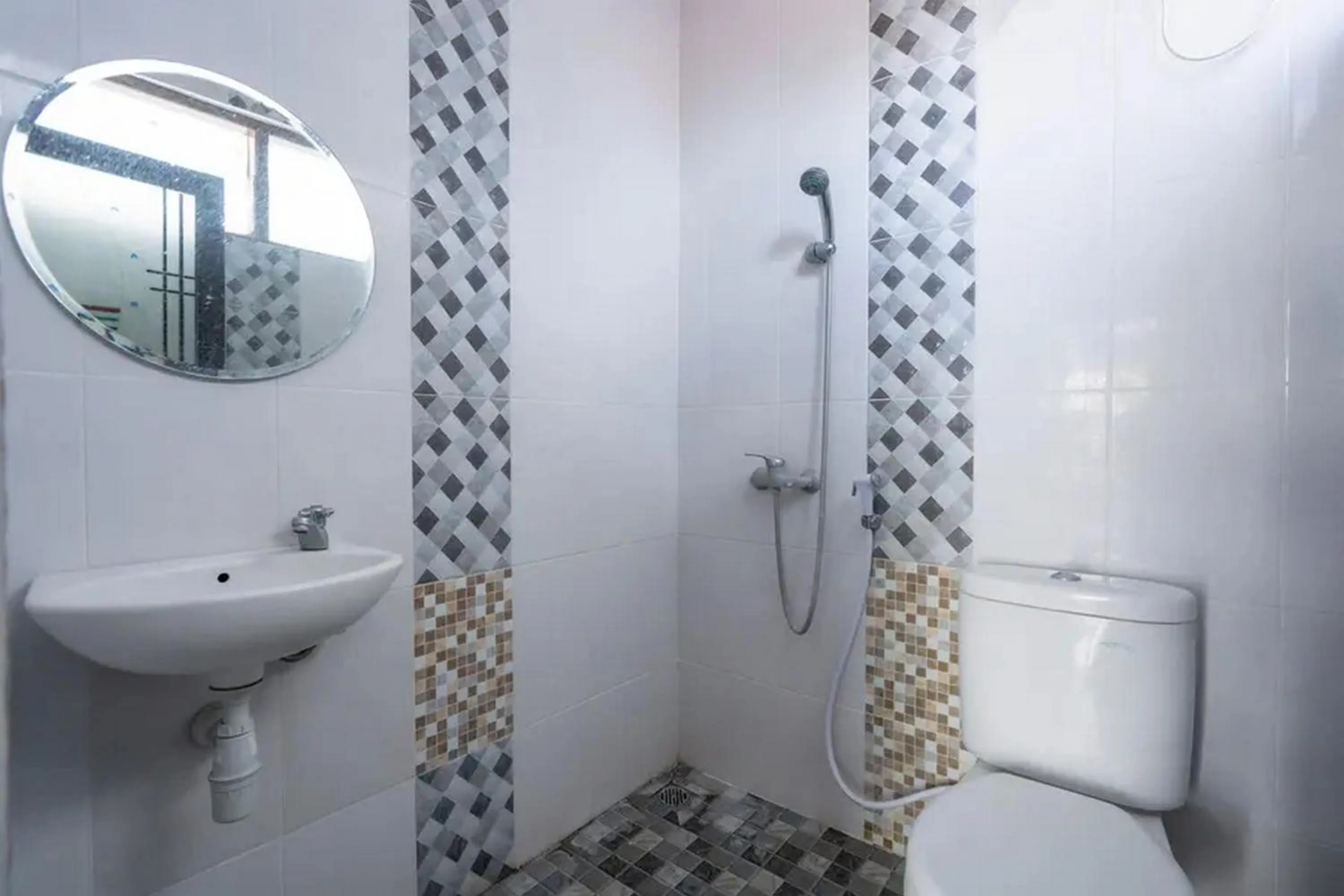 Bathroom in Ceria Guesthouse Seminyak Mitra RedDoorz