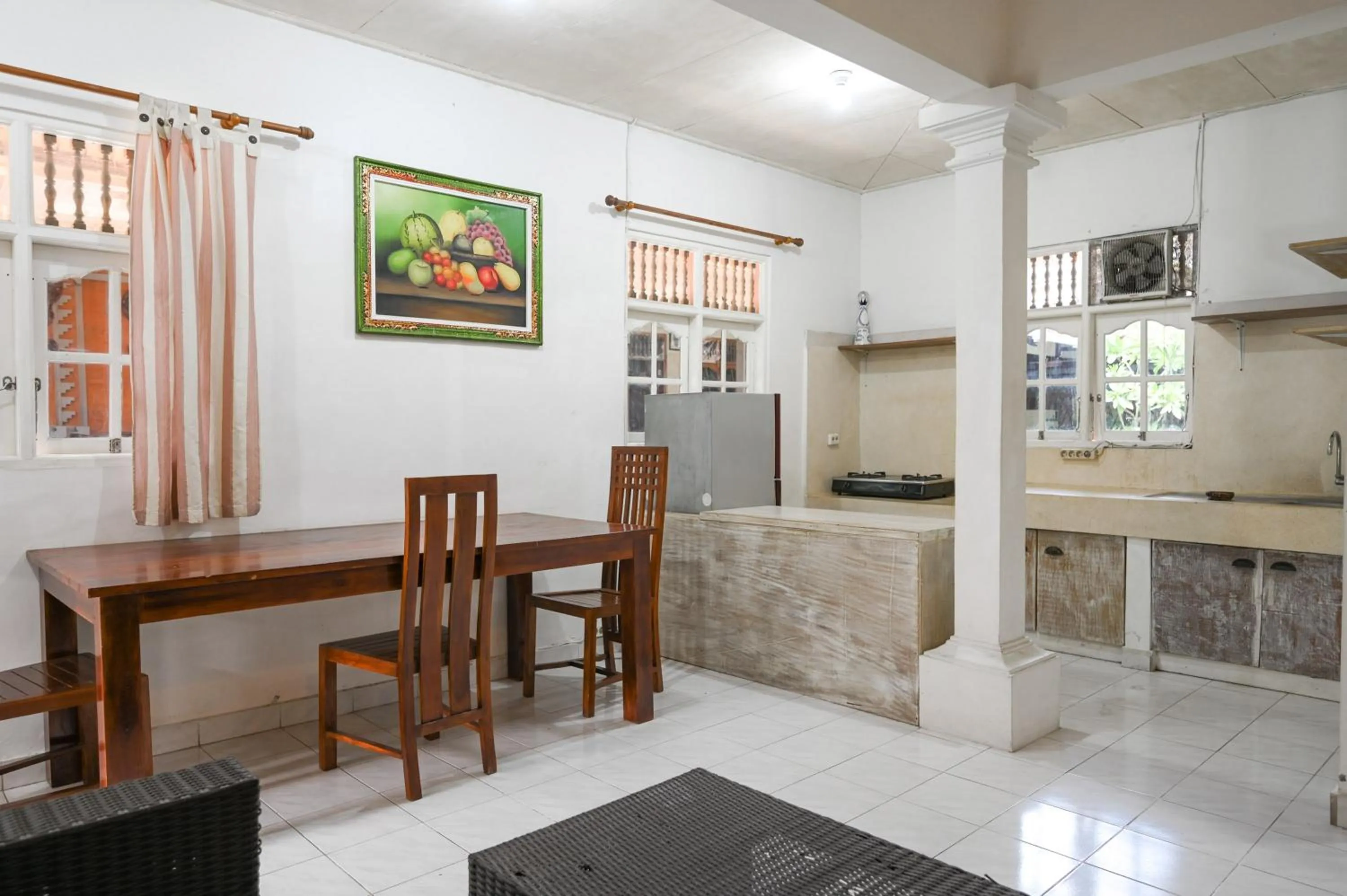 kitchen in Ceria Guesthouse Seminyak Mitra RedDoorz