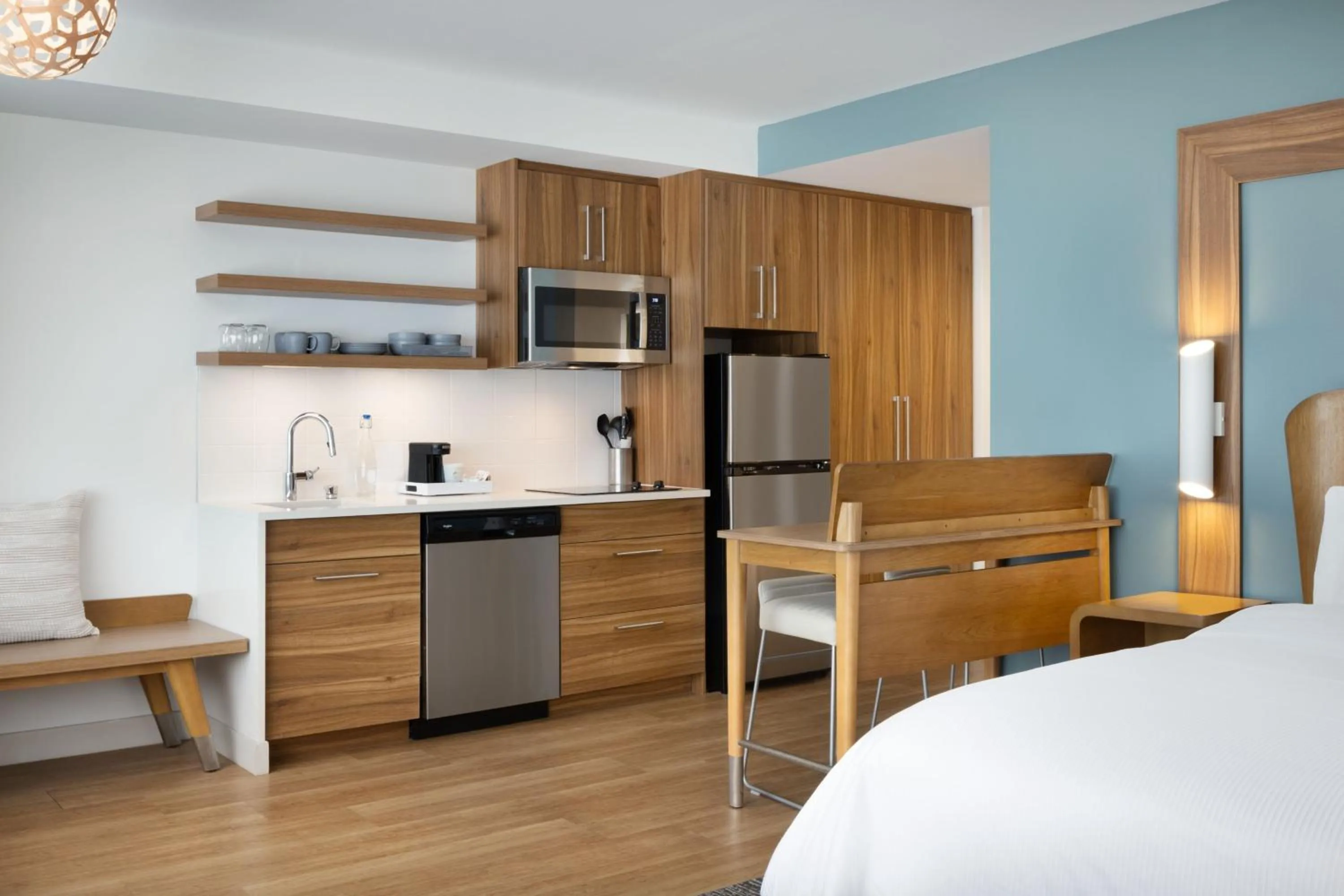 Kitchen or kitchenette, Bed in Element Atlanta Buckhead