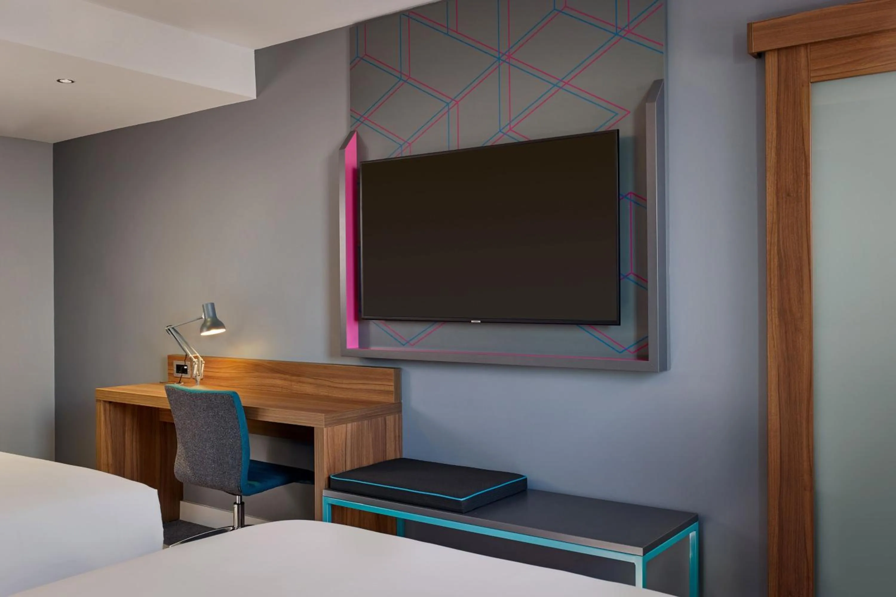 Photo of the whole room, Bed in Aloft Birmingham Eastside