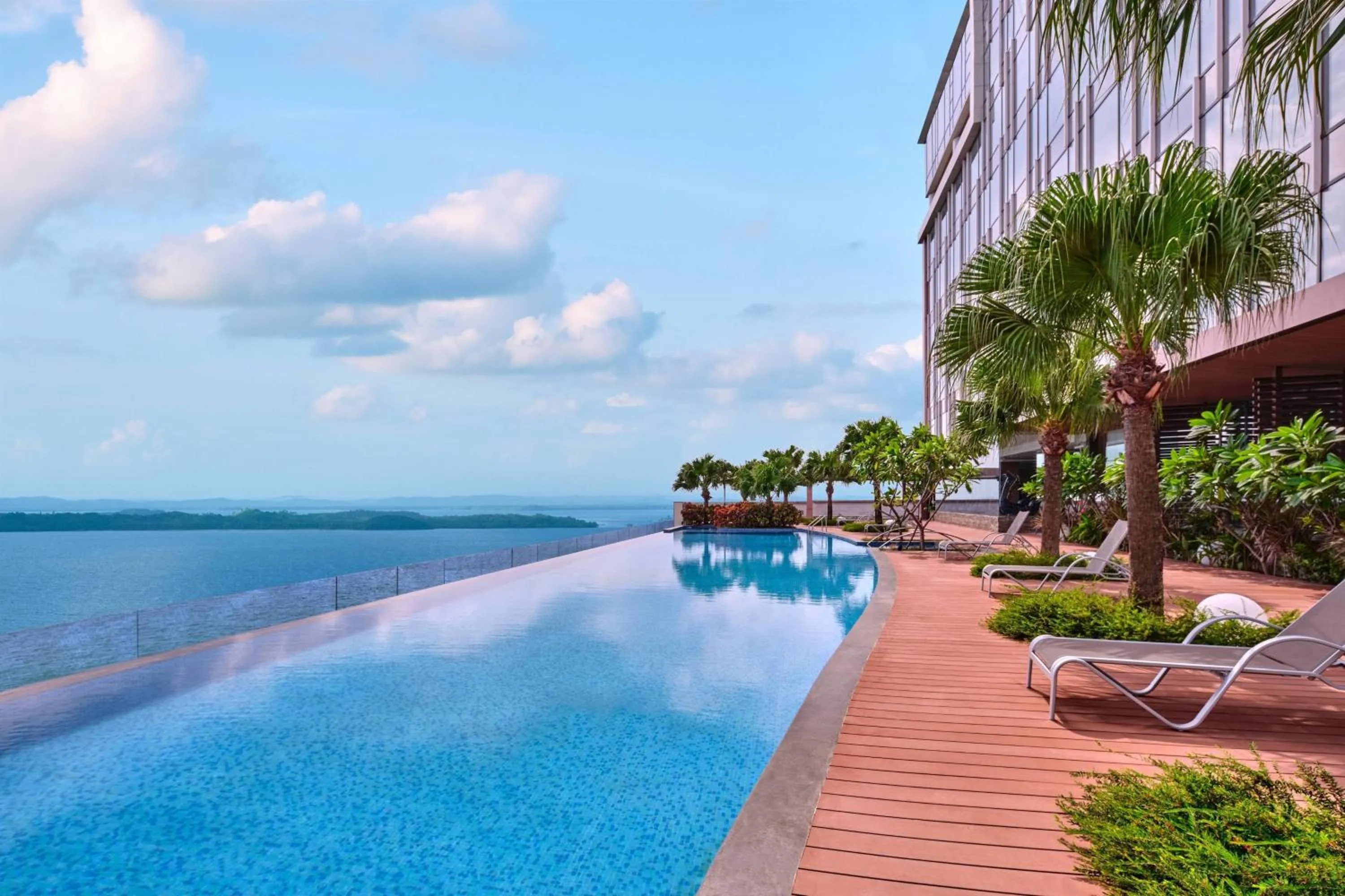 Swimming pool in Batam Marriott Hotel Harbour Bay