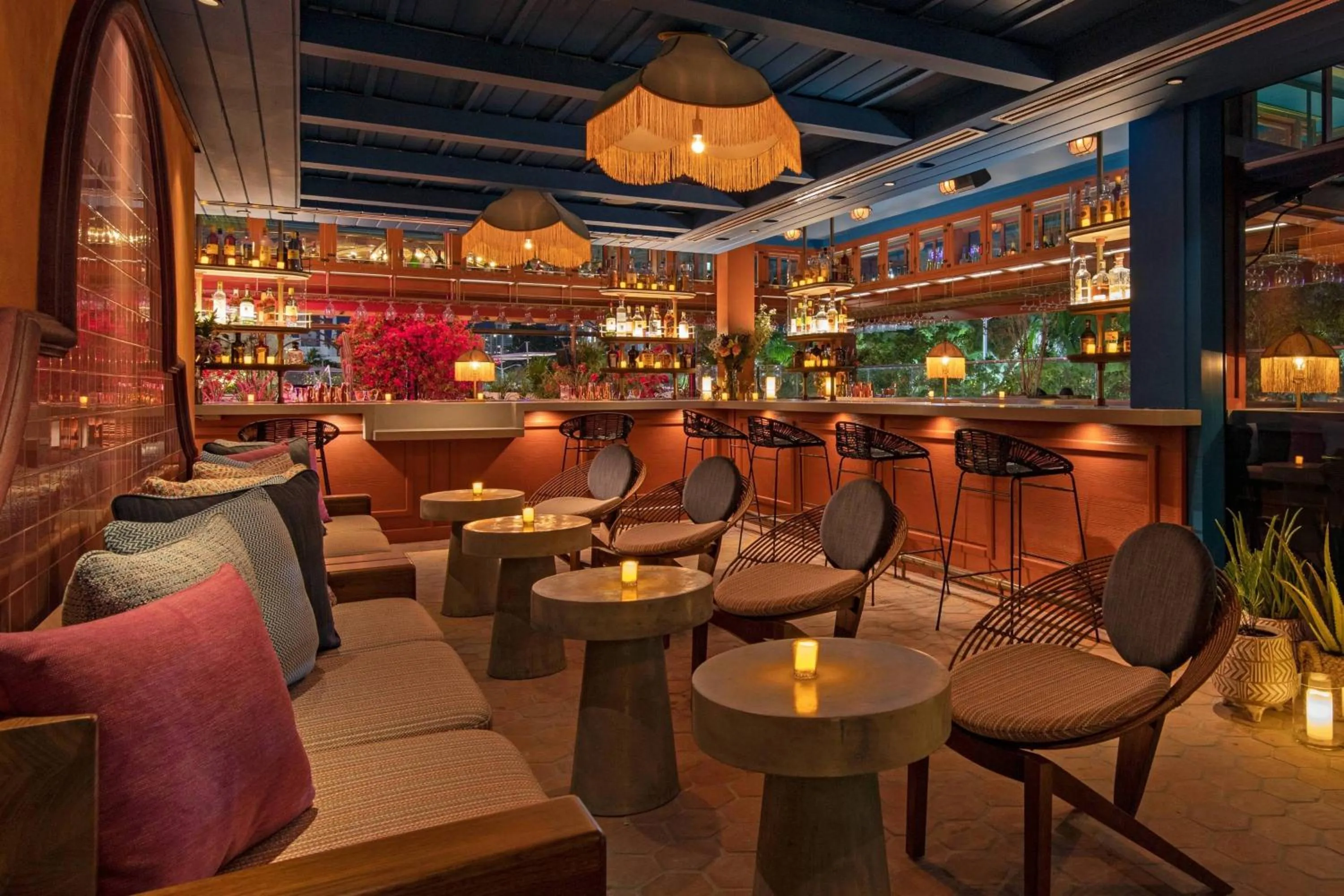 Lounge or bar in Moxy Miami South Beach