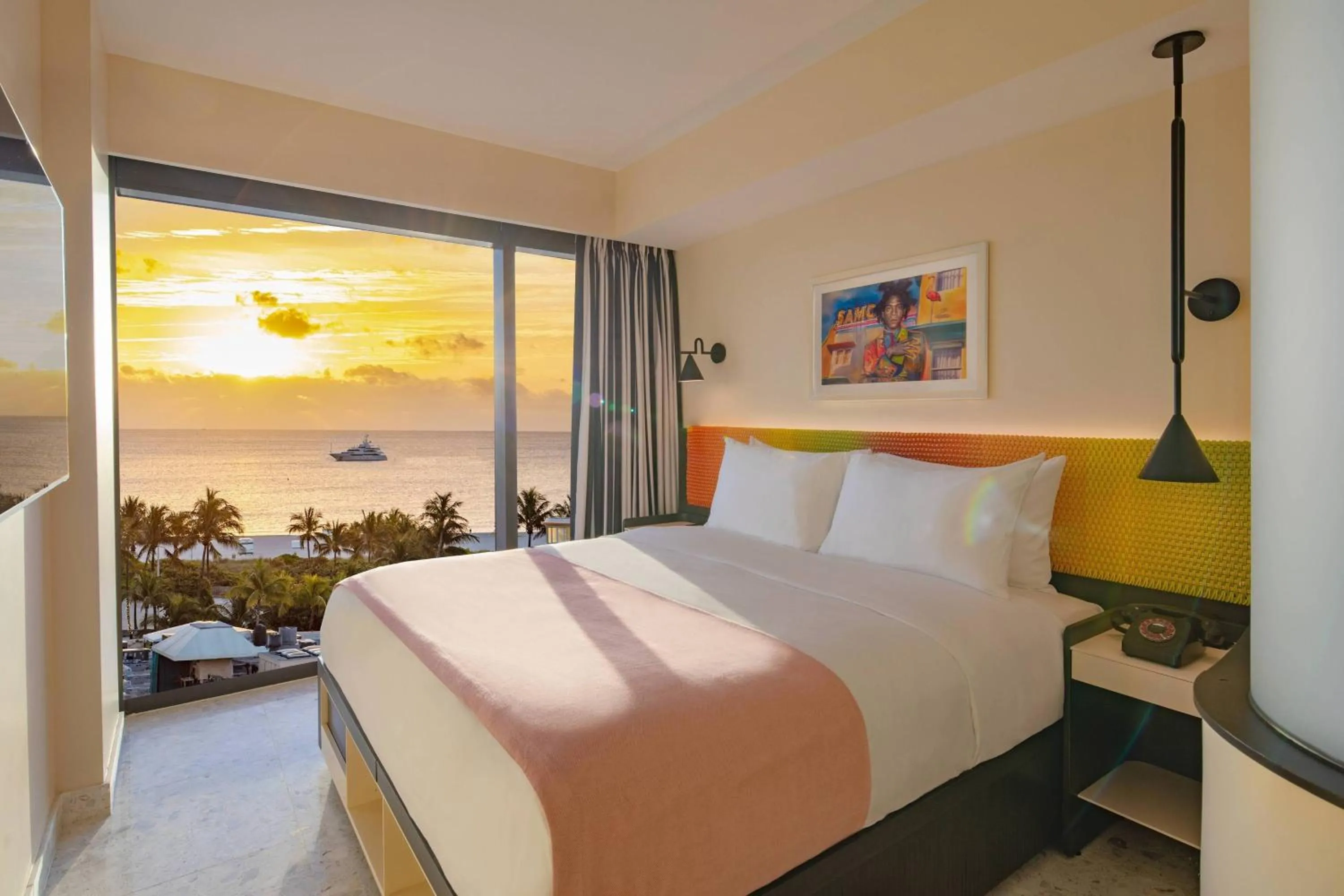 Photo of the whole room, Bed in Moxy Miami South Beach