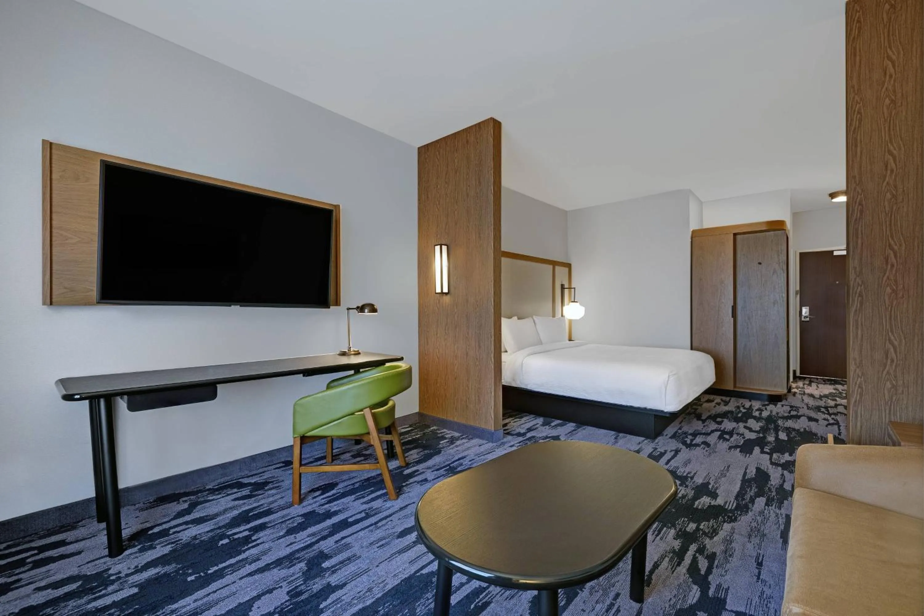 Living room, Bed in Fairfield Inn & Suites by Marriott Milwaukee Brookfield