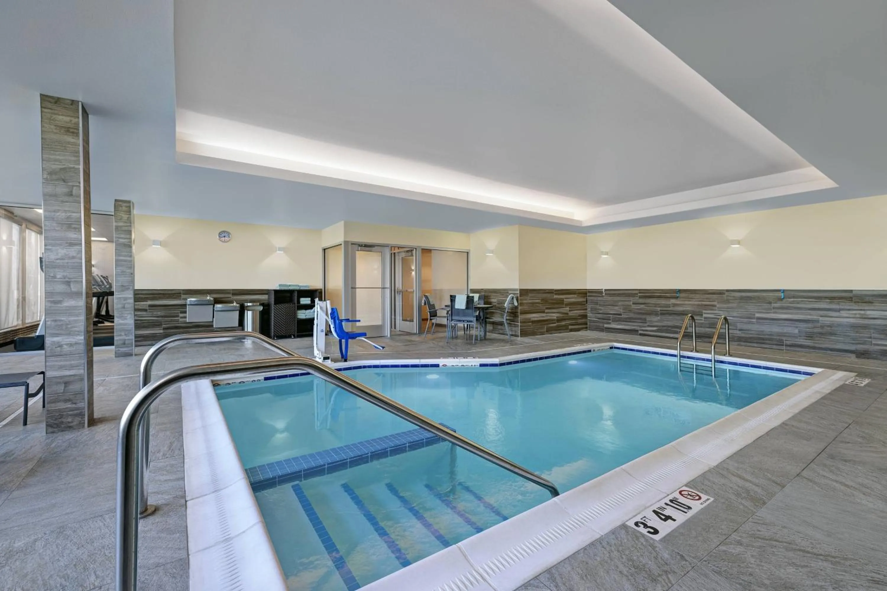 Swimming pool in Fairfield Inn & Suites by Marriott Milwaukee Brookfield