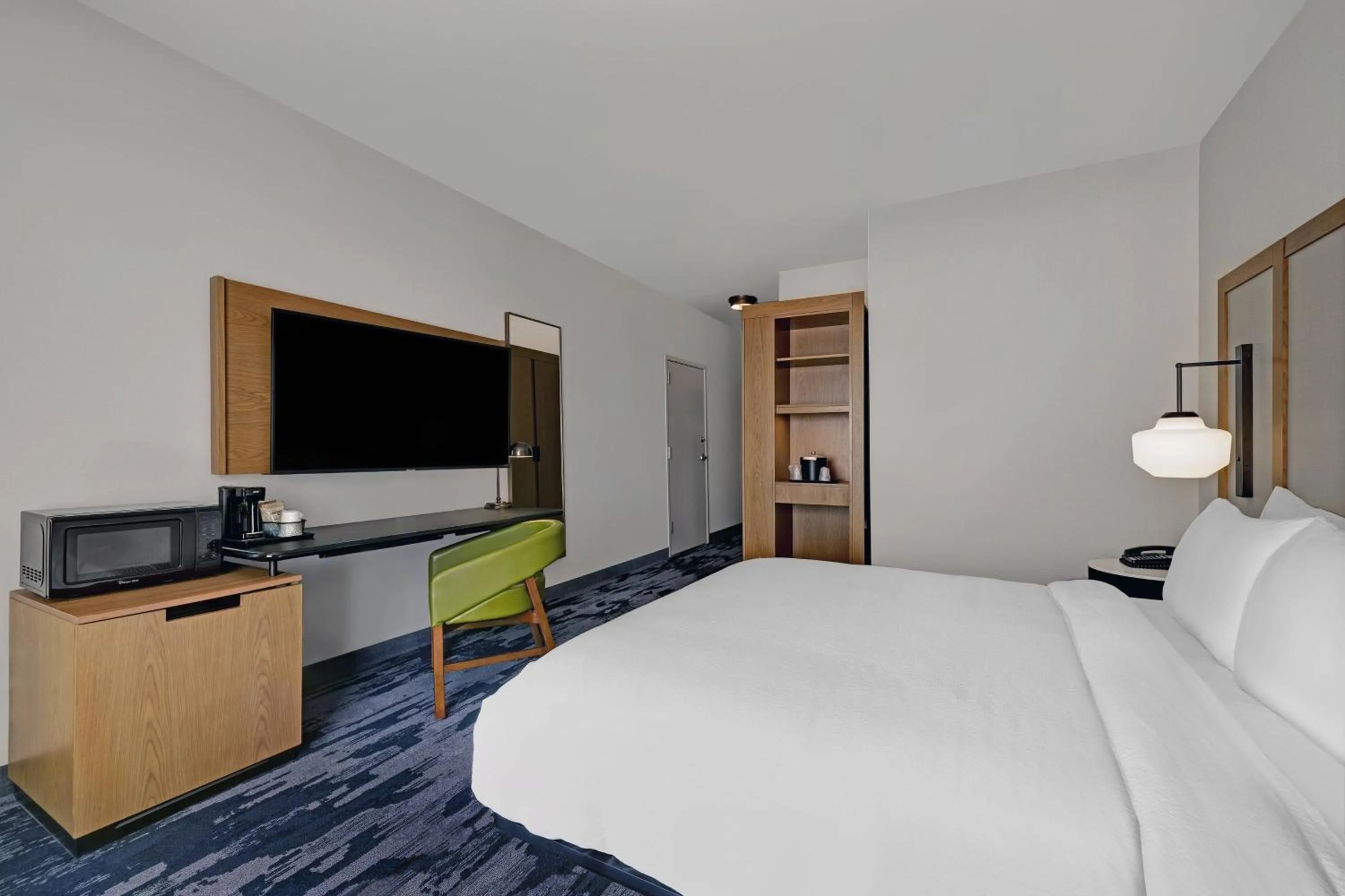 Photo of the whole room, Bed in Fairfield Inn & Suites by Marriott Milwaukee Brookfield