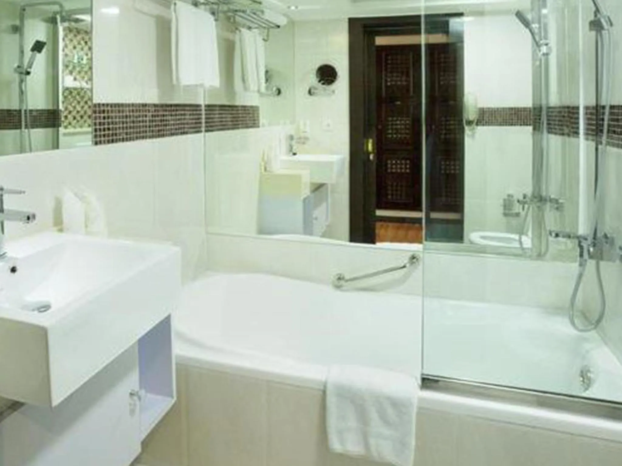 Shower in Arabian Courtyard Hotel & Spa