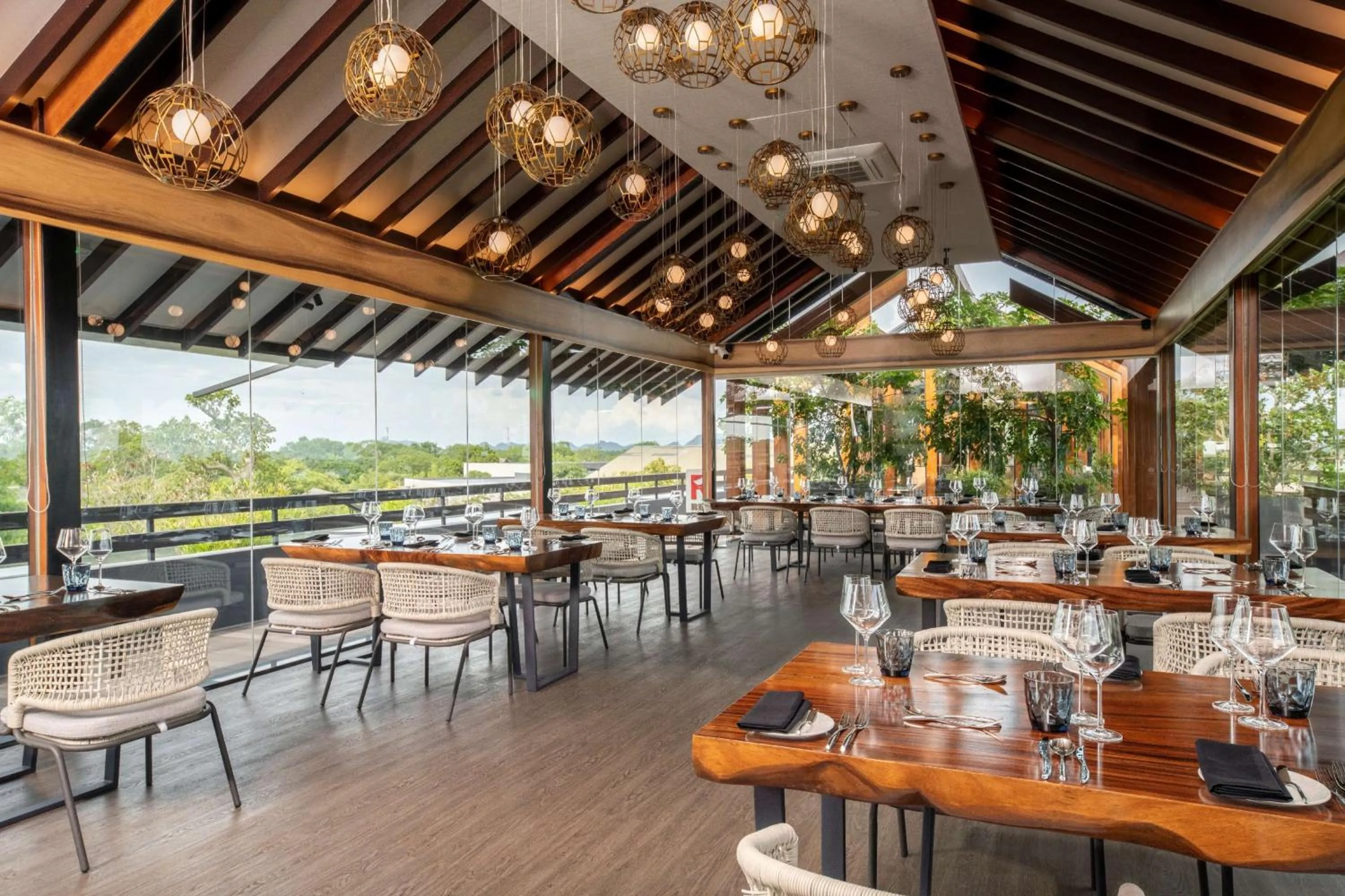 Restaurant/places to eat in DoubleTree by Hilton Weerawila Rajawarna Resort