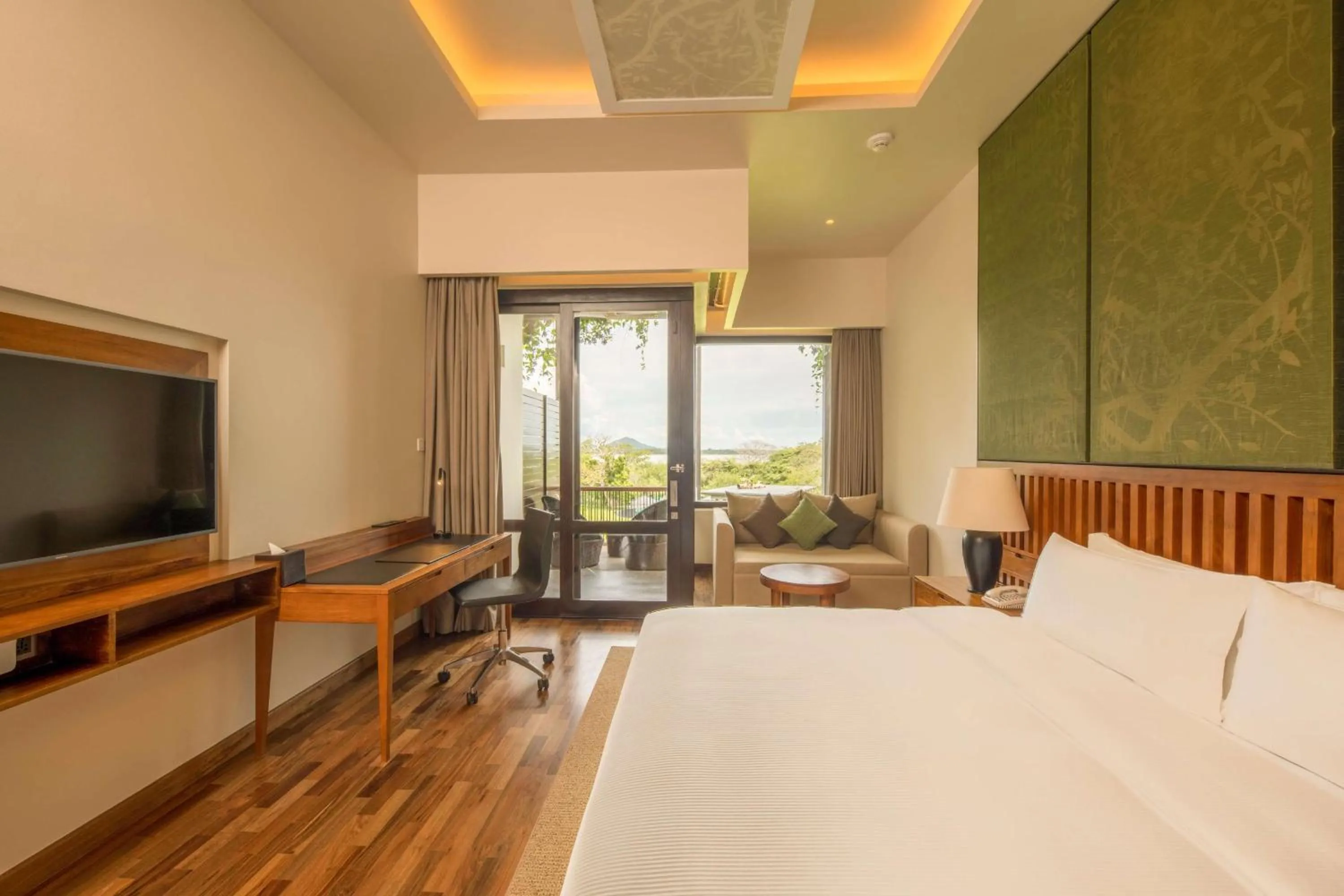 Bed in DoubleTree by Hilton Weerawila Rajawarna Resort