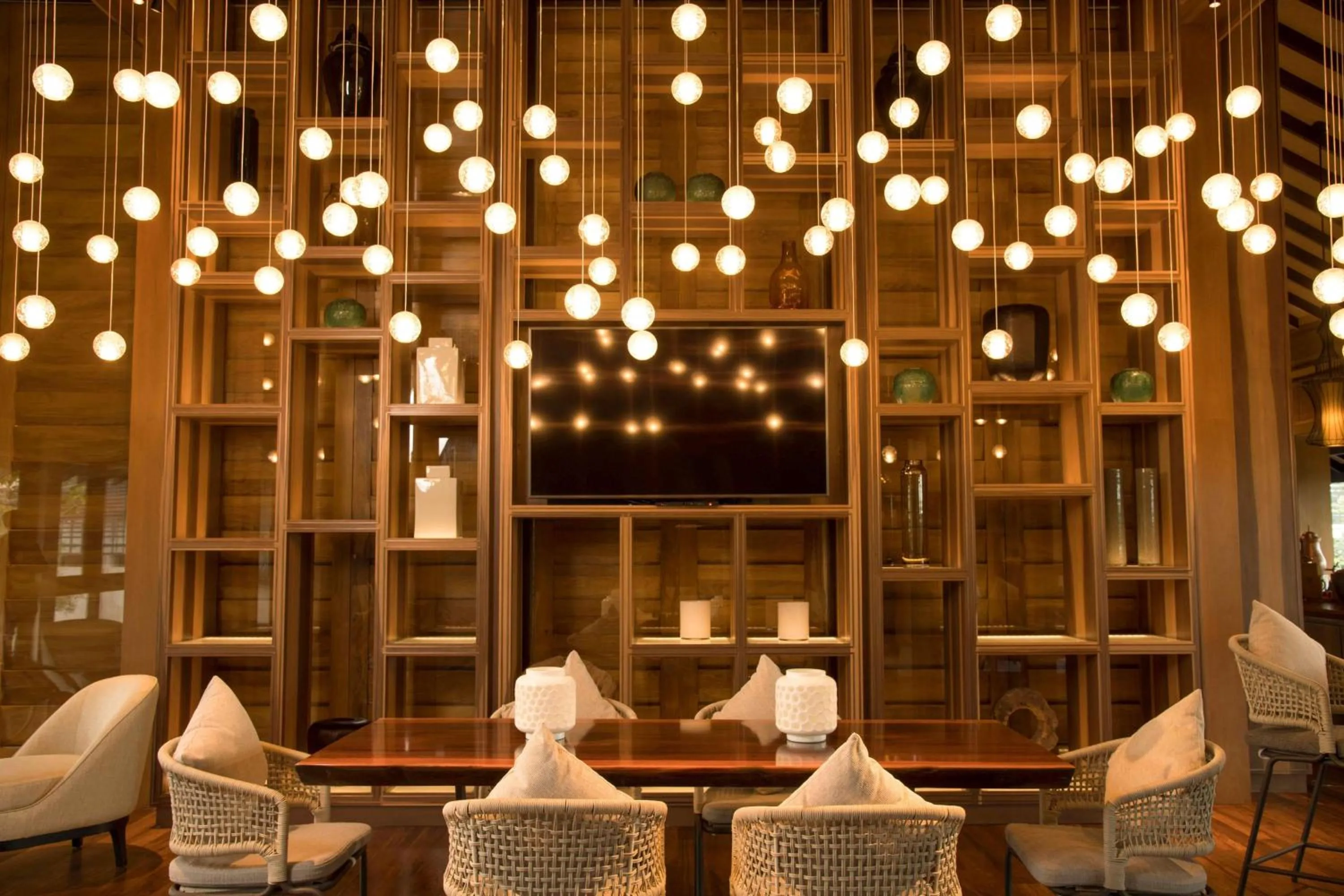 Lounge or bar in DoubleTree by Hilton Weerawila Rajawarna Resort