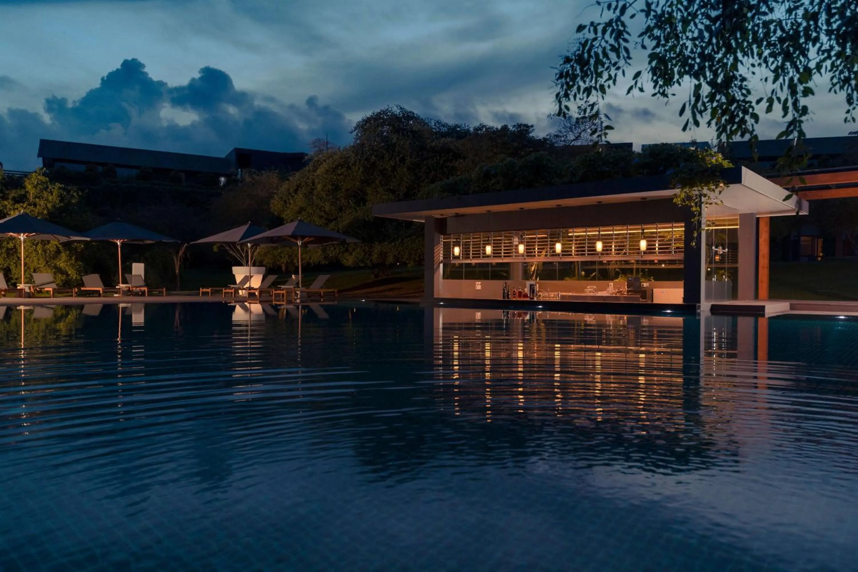 Lounge or bar in DoubleTree by Hilton Weerawila Rajawarna Resort