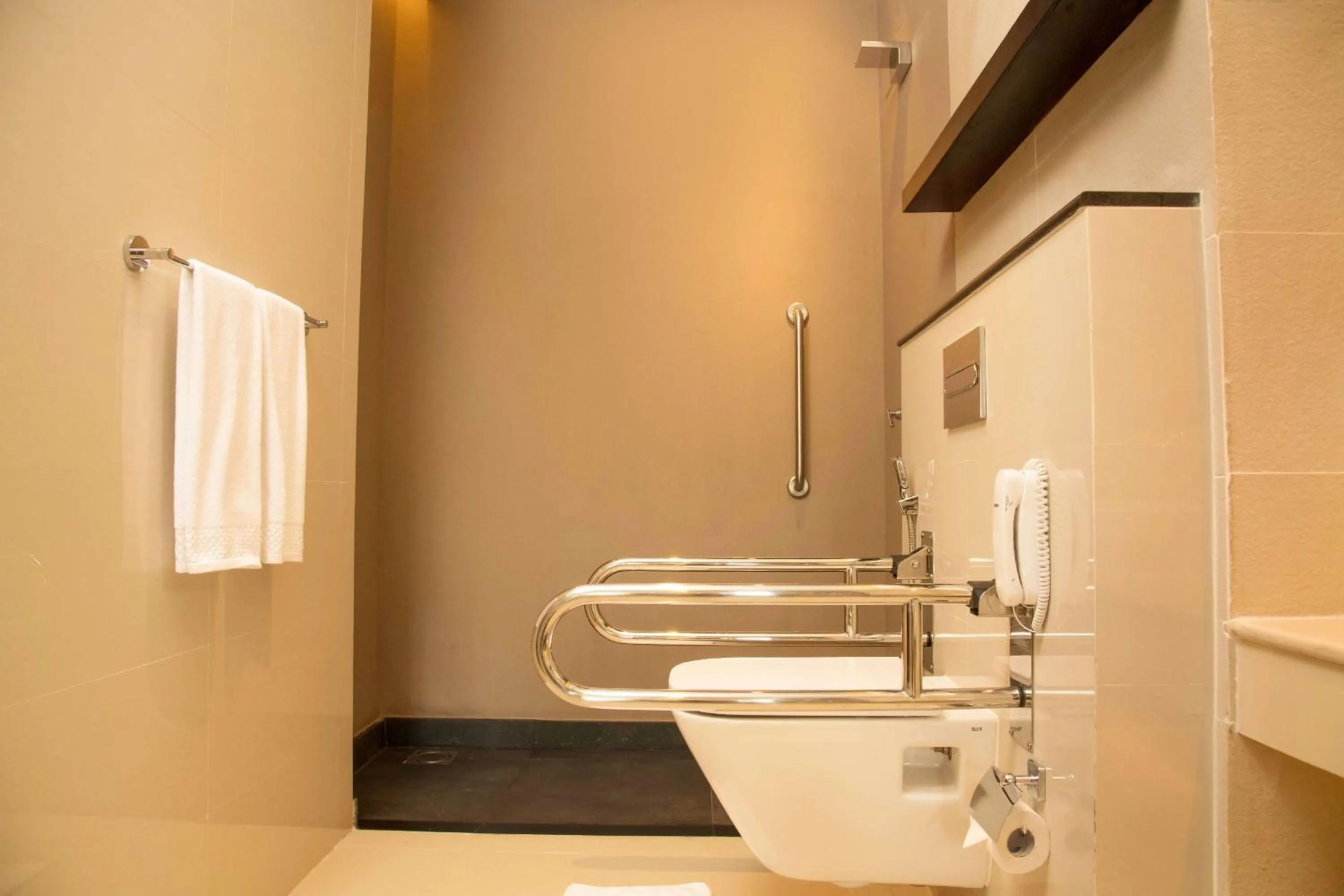Bathroom in DoubleTree by Hilton Weerawila Rajawarna Resort