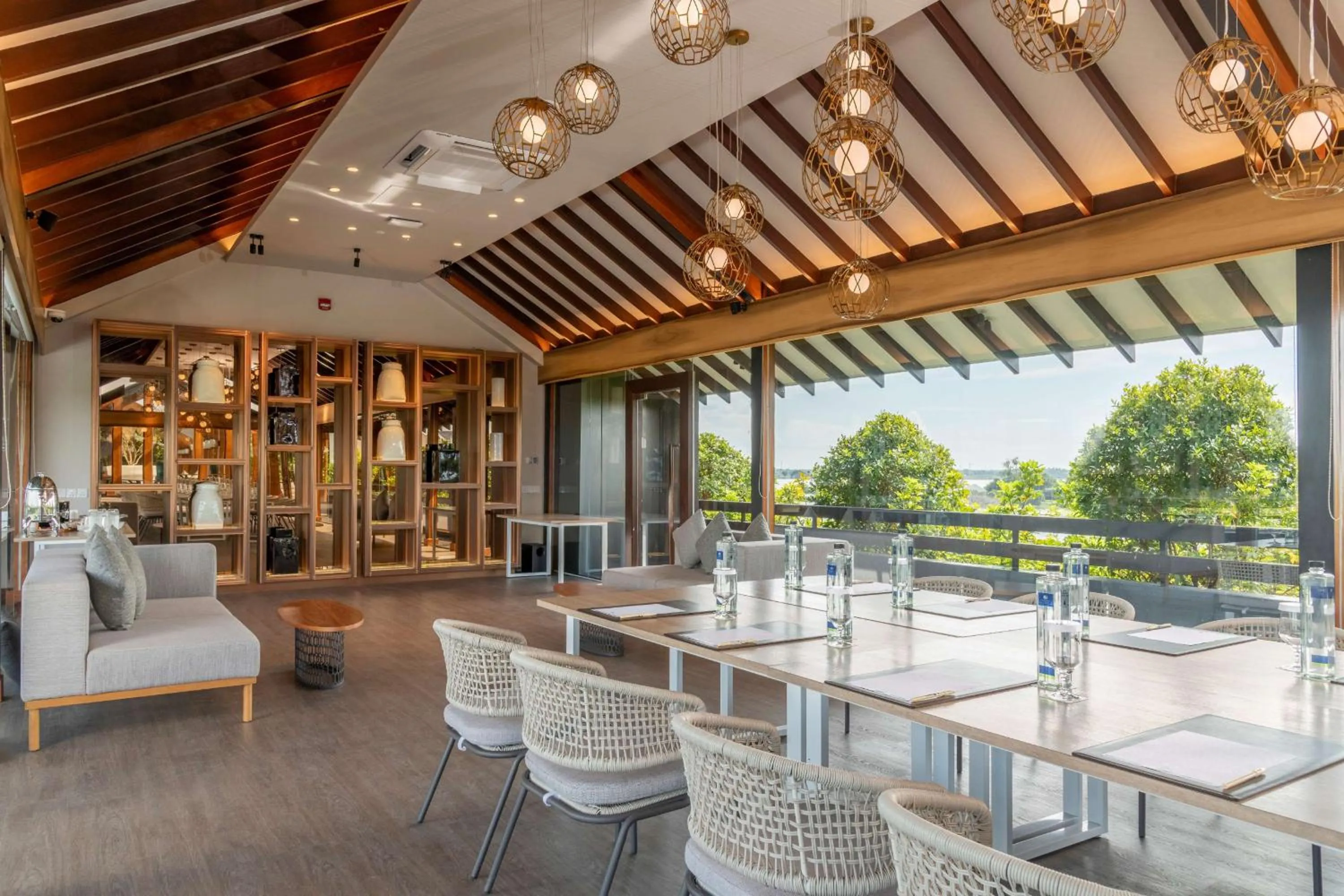 Lounge or bar in DoubleTree by Hilton Weerawila Rajawarna Resort