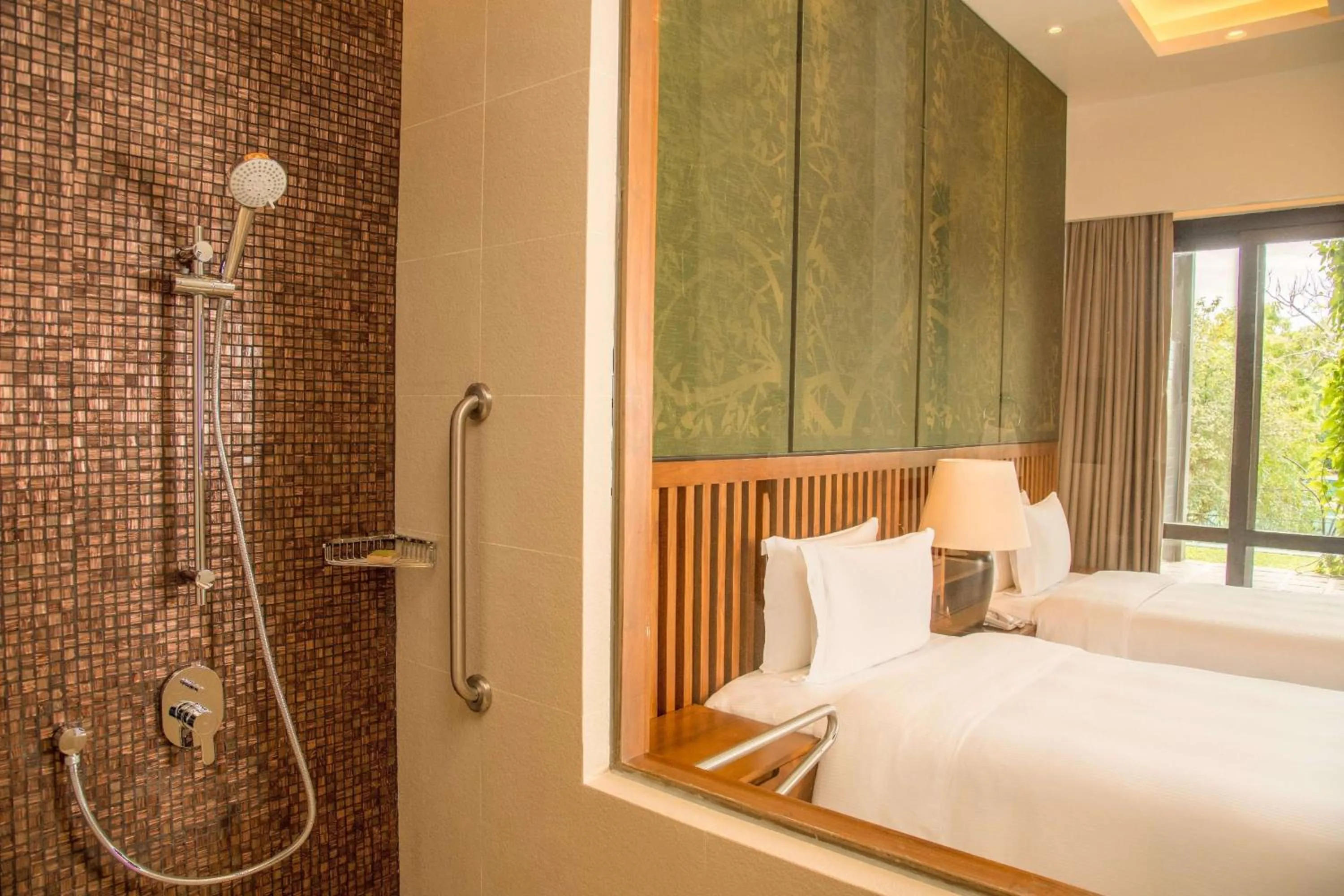 Bathroom, Bed in DoubleTree by Hilton Weerawila Rajawarna Resort