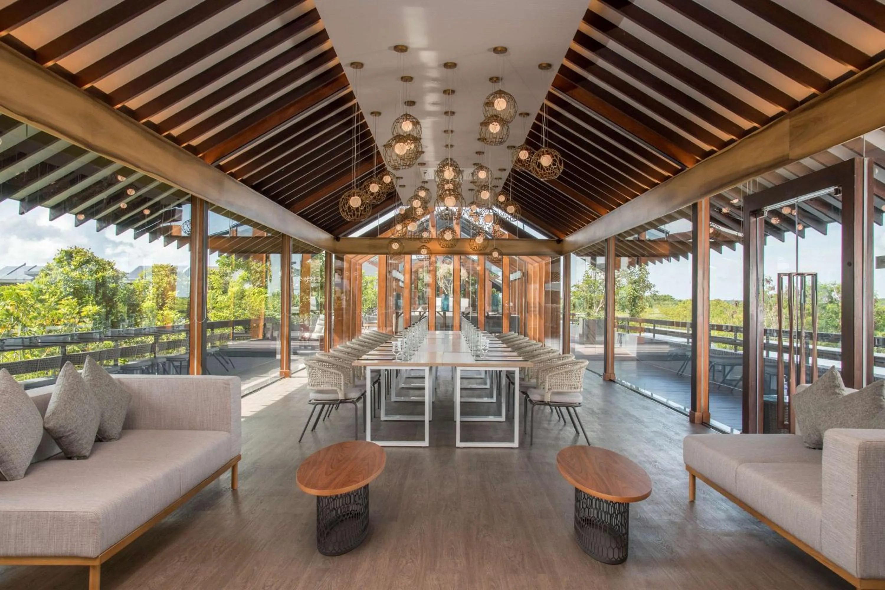 Lounge or bar in DoubleTree by Hilton Weerawila Rajawarna Resort