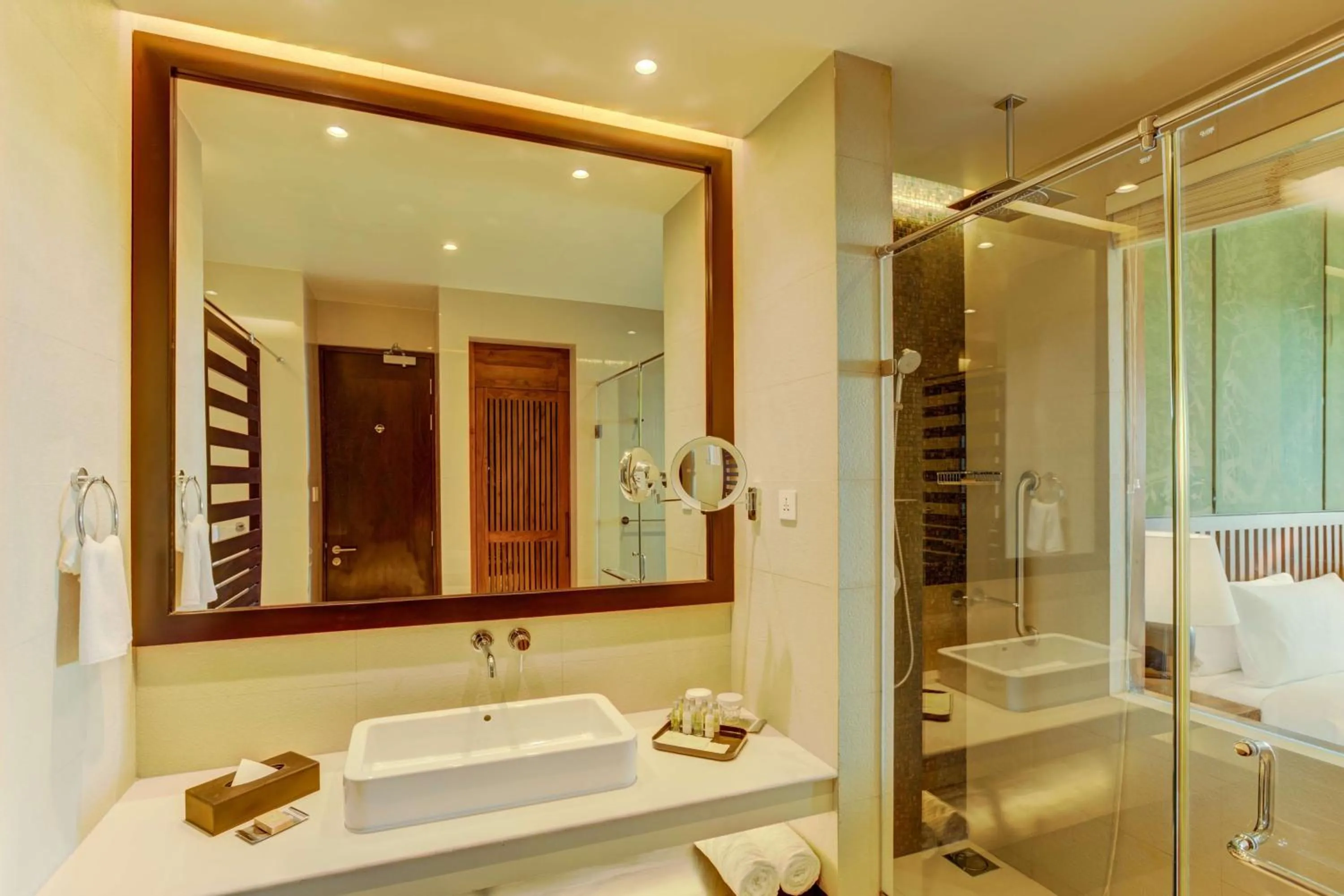 Bed in DoubleTree by Hilton Weerawila Rajawarna Resort