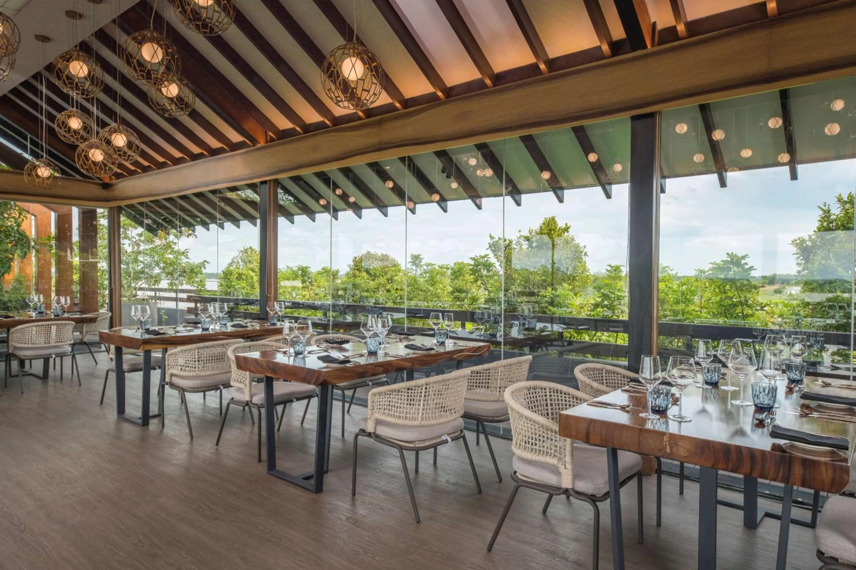 Lounge or bar in DoubleTree by Hilton Weerawila Rajawarna Resort