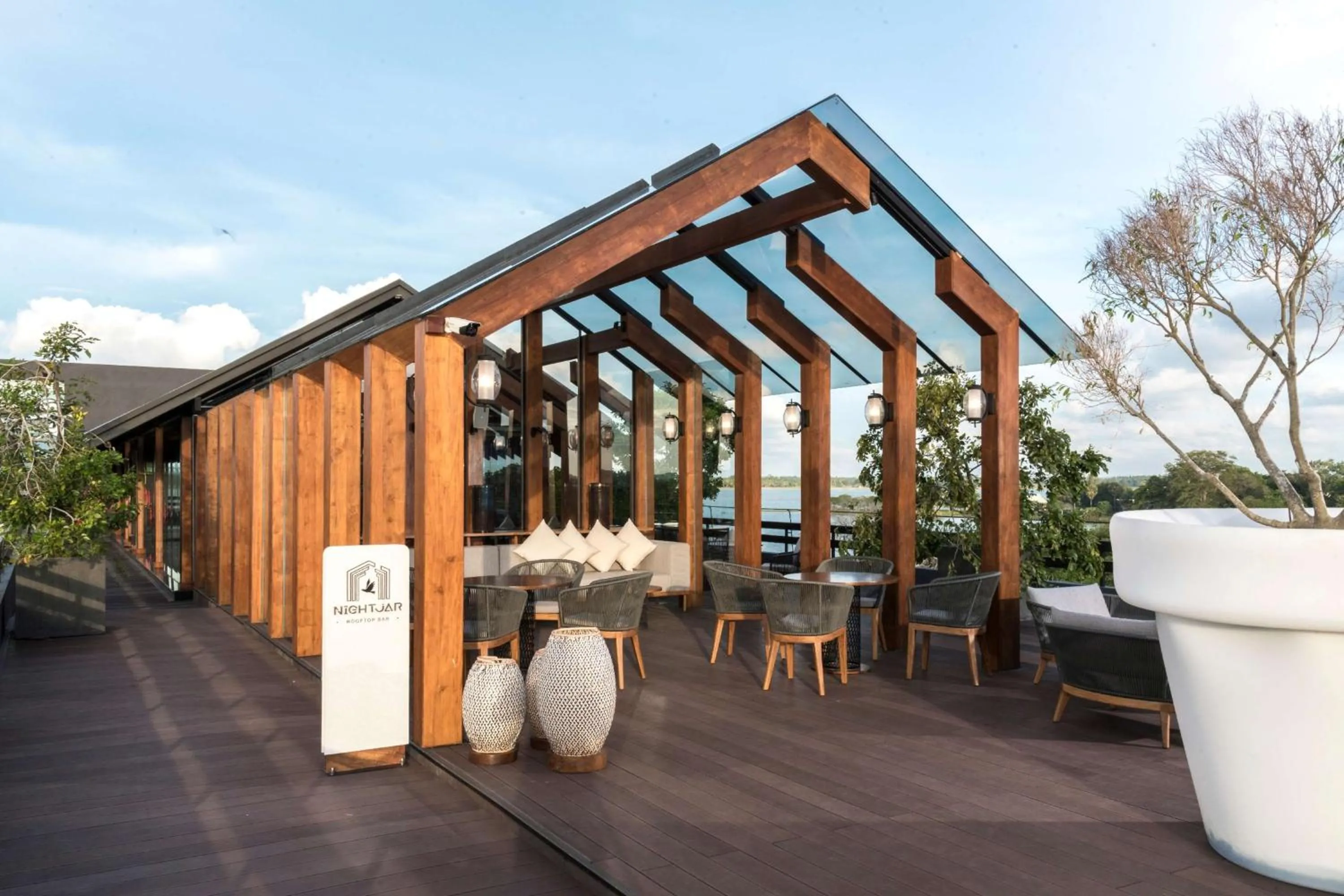 Lounge or bar in DoubleTree by Hilton Weerawila Rajawarna Resort