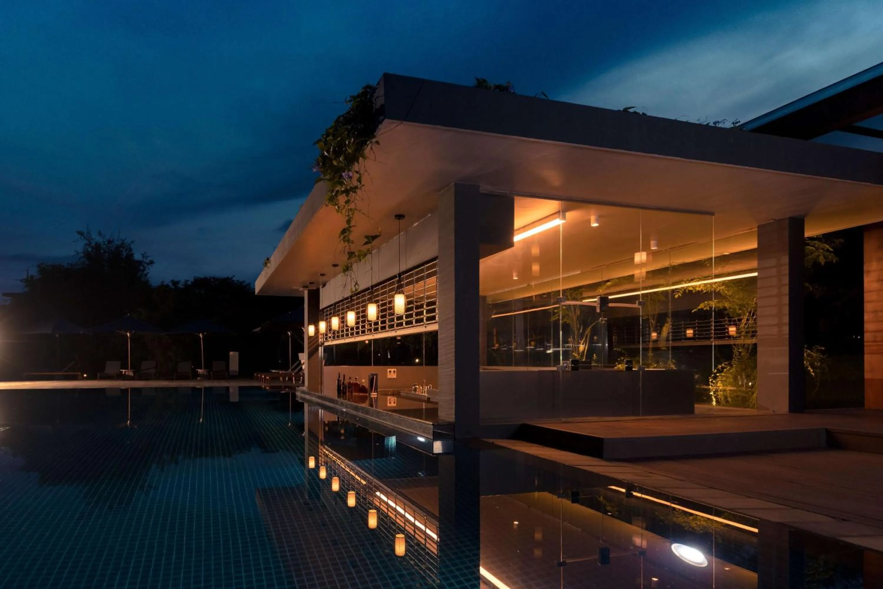 Lounge or bar in DoubleTree by Hilton Weerawila Rajawarna Resort