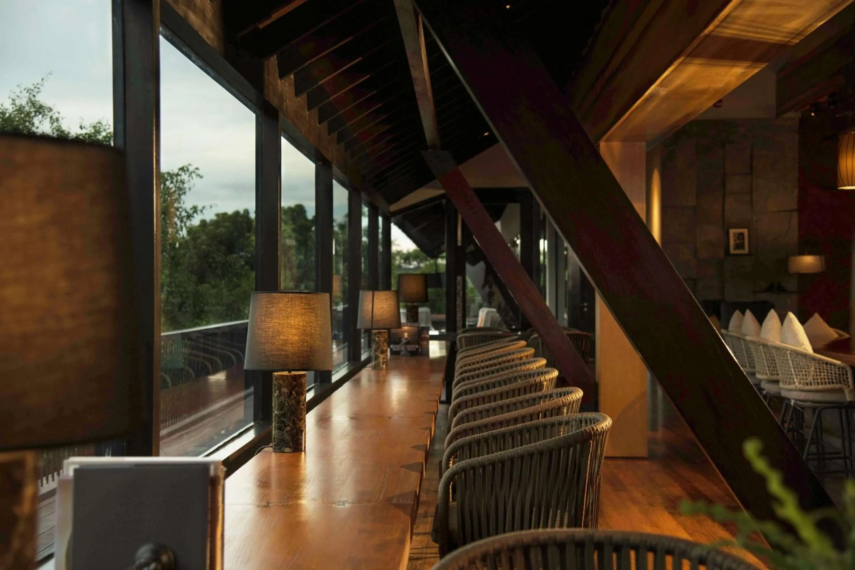 Lounge or bar in DoubleTree by Hilton Weerawila Rajawarna Resort