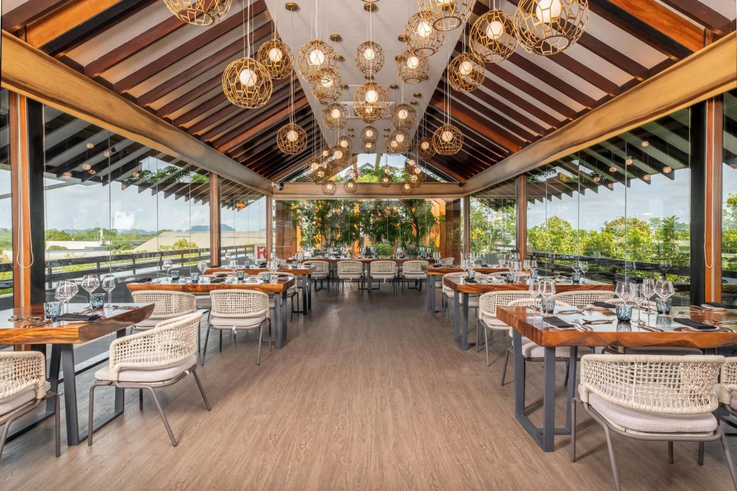 Lounge or bar in DoubleTree by Hilton Weerawila Rajawarna Resort