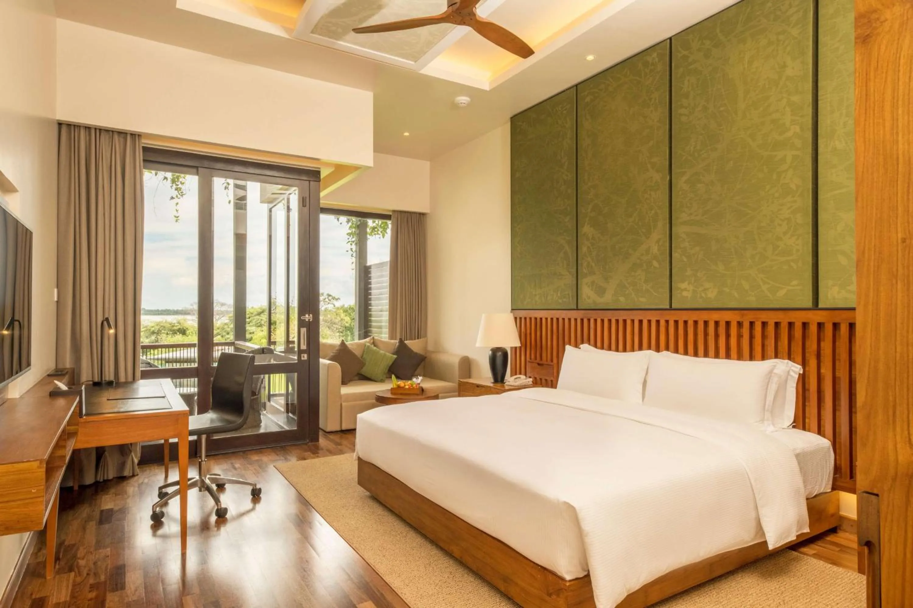 Bed in DoubleTree by Hilton Weerawila Rajawarna Resort