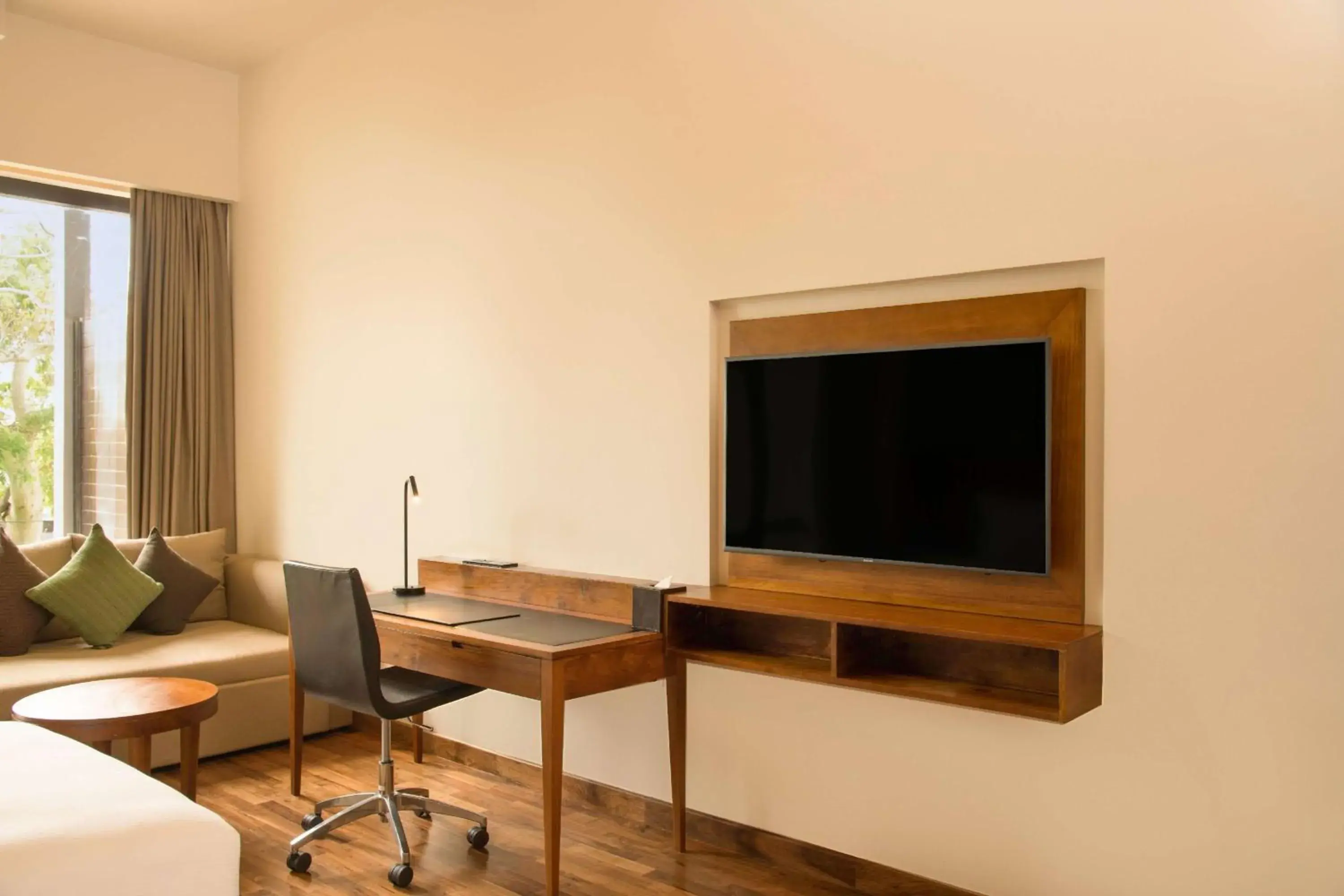 King Room - Mobility Accessible in DoubleTree by Hilton Weerawila Rajawarna Resort King Room - Mobility Accessible in DoubleTree by Hilton Weerawila Rajawarna Resort