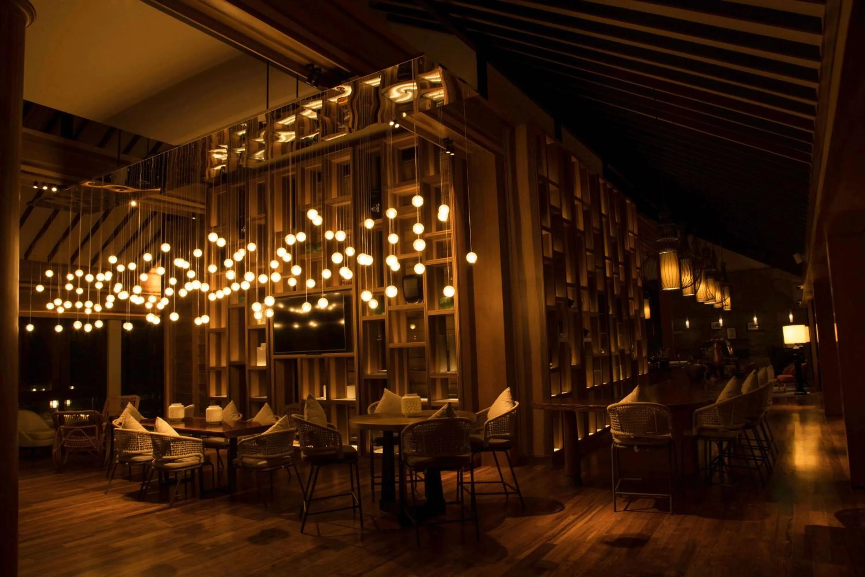 Lounge or bar in DoubleTree by Hilton Weerawila Rajawarna Resort