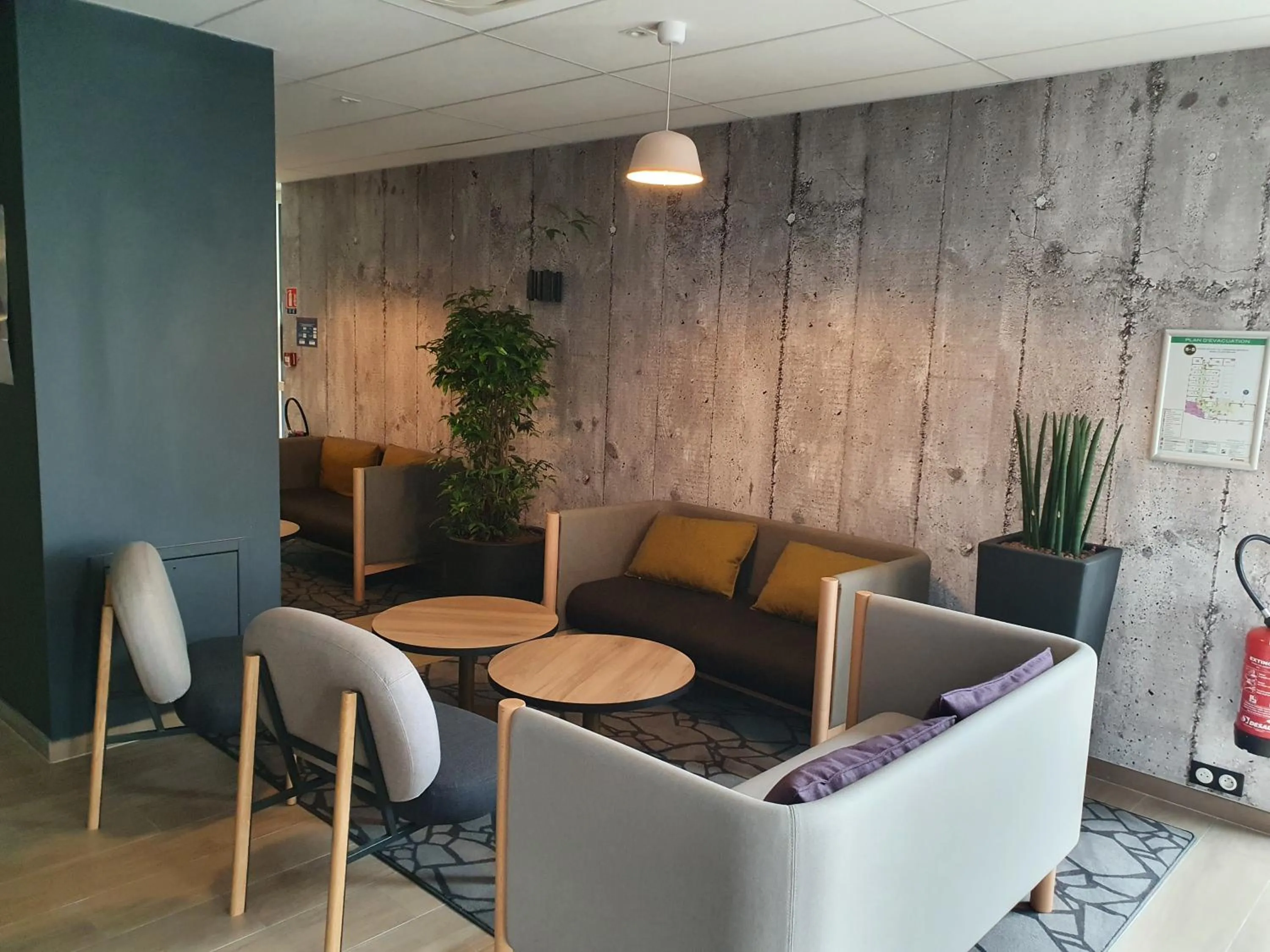 Communal lounge/ TV room in B&B HOTEL Ouistreham