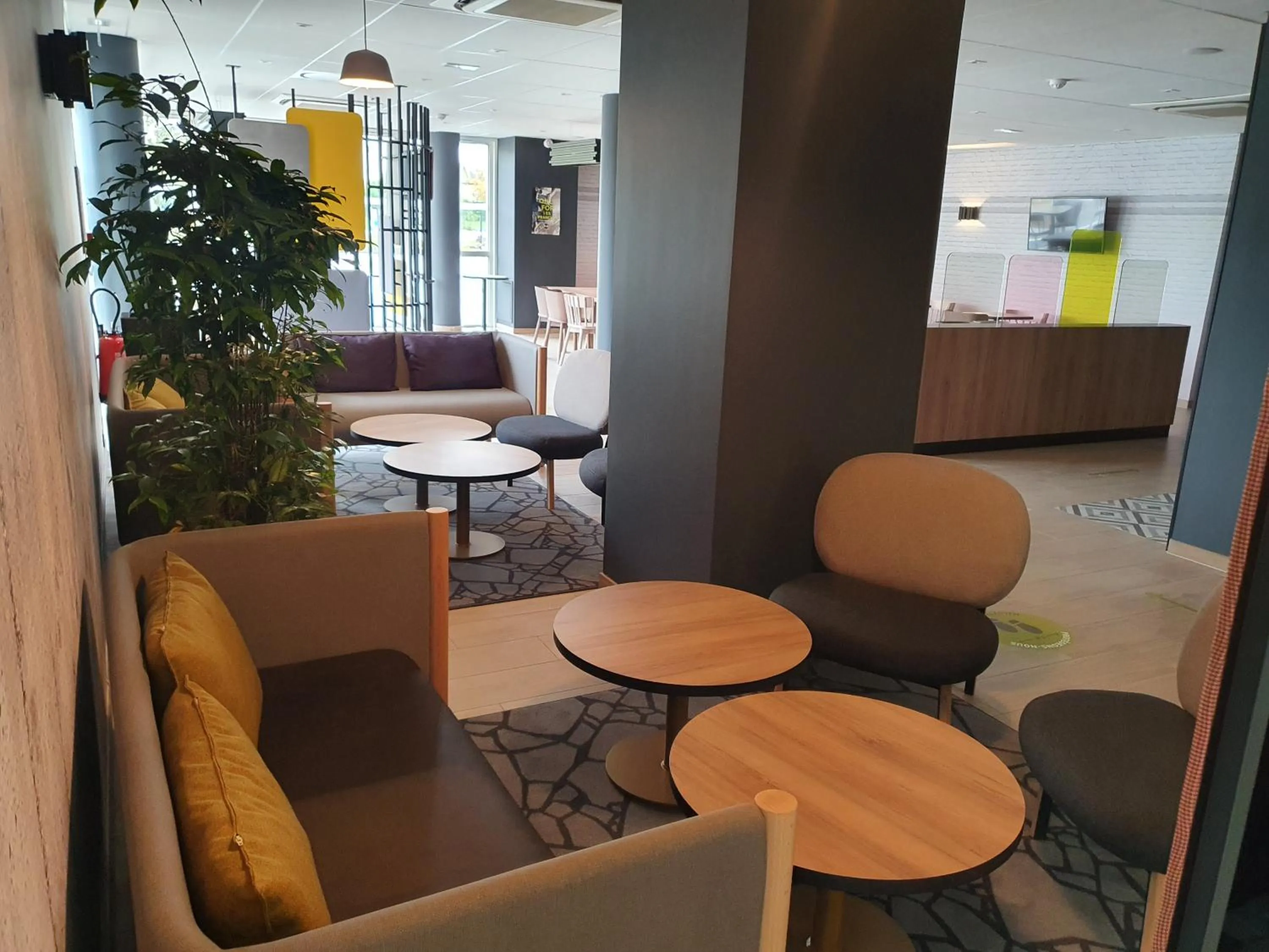 Communal lounge/ TV room in B&B HOTEL Ouistreham